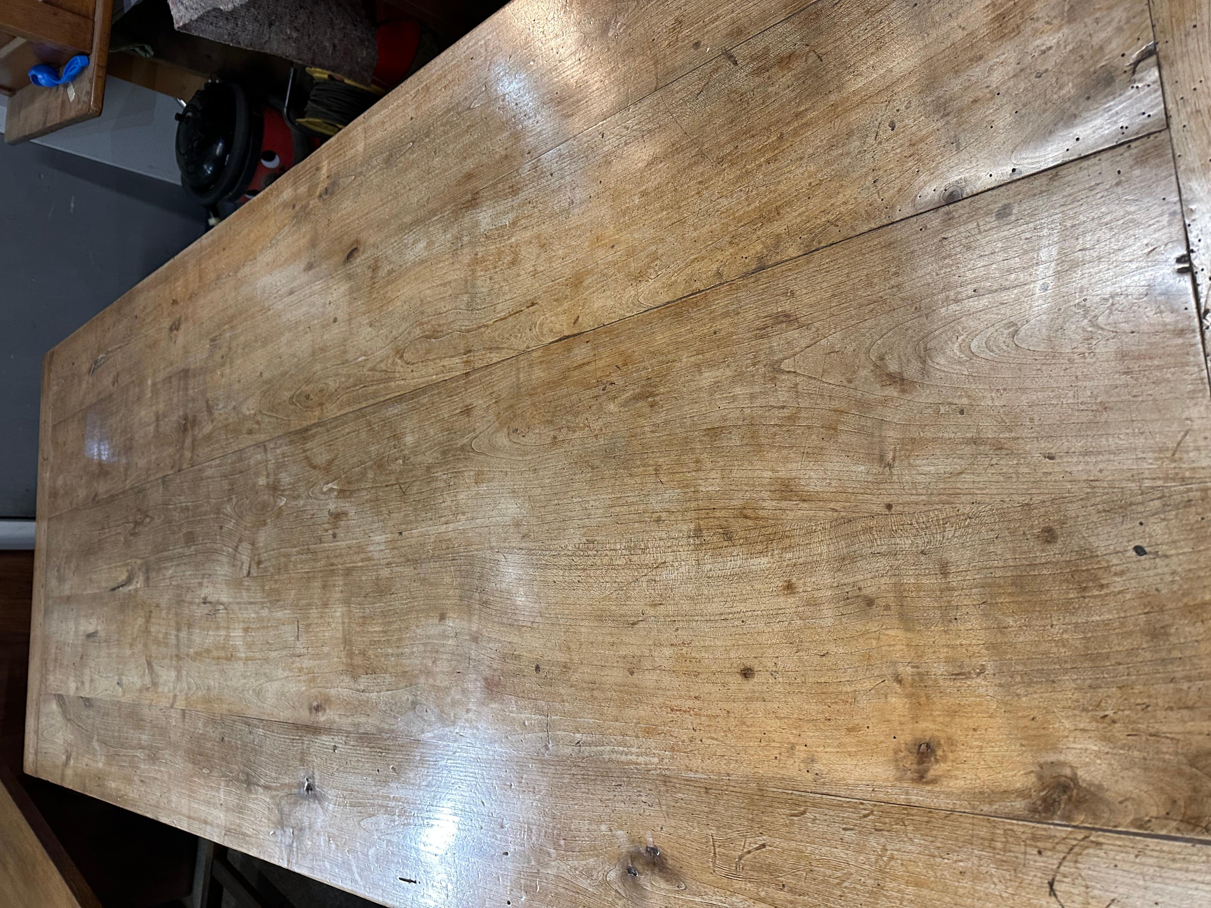 XIXe siècle Grande table de ferme en cerisier du 19ème siècle en vente
