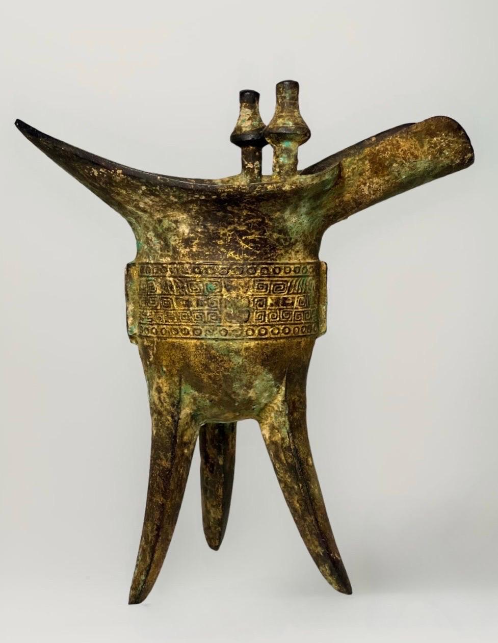 Grande vaso da vino rituale cinese in ferro del XIX secolo o jue. Splendidamente patinato con tracce di doratura originale, questo è un ottimo esempio di antico recipiente per bere usato nelle cerimonie di molto tempo fa. È decorato con disegni