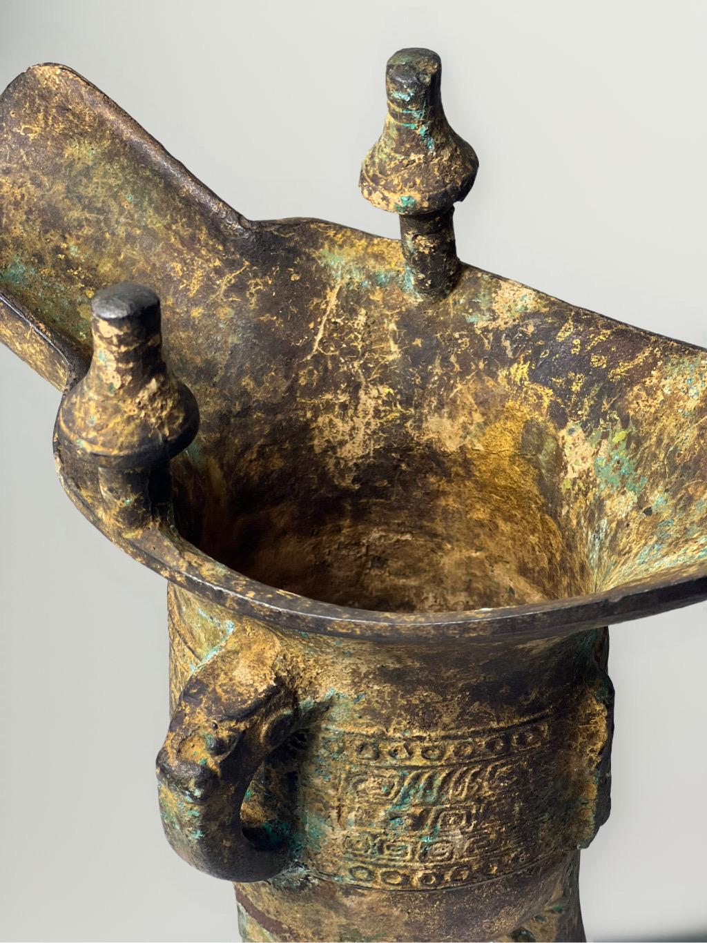 Patinato Grande vaso da vino rituale cinese in ferro arcaistico del XIX secolo o Jue in vendita
