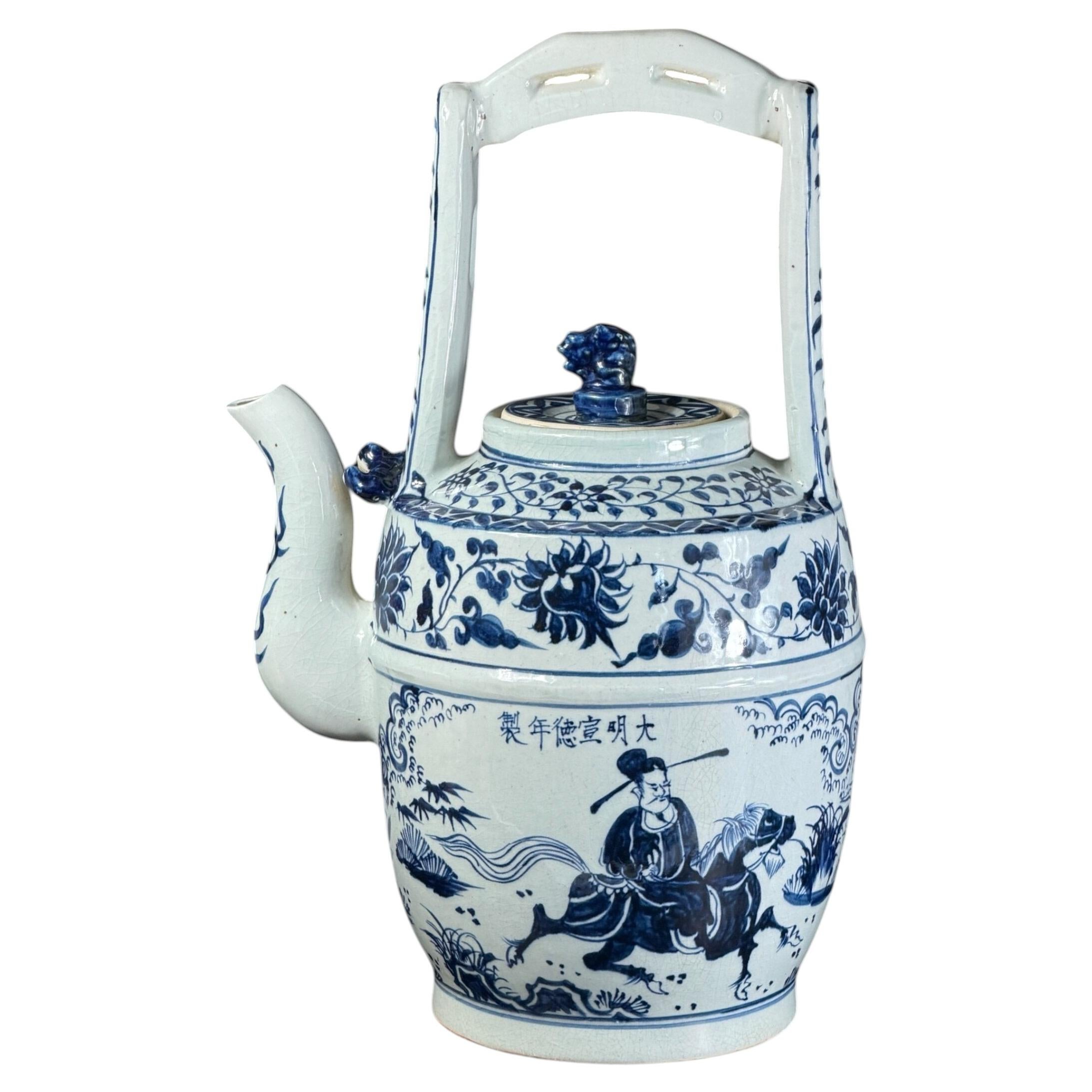 Grande aiguière en porcelaine bleue et blanche de Chine du XIXe siècle (Whiting) - 23.2 in