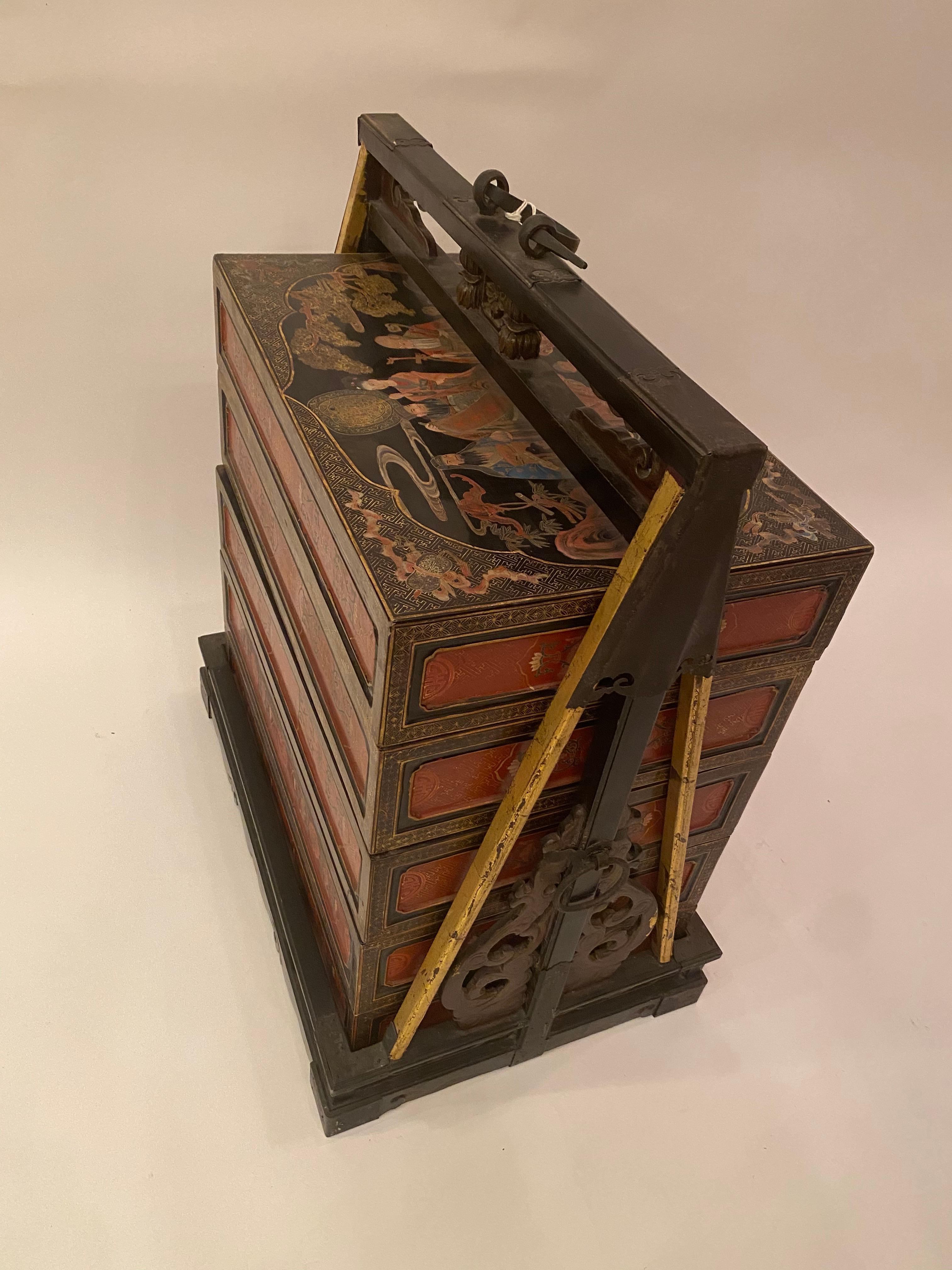 19th Century Large Chinese Lacquer Wedding or Travel Box In Good Condition For Sale In Brea, CA