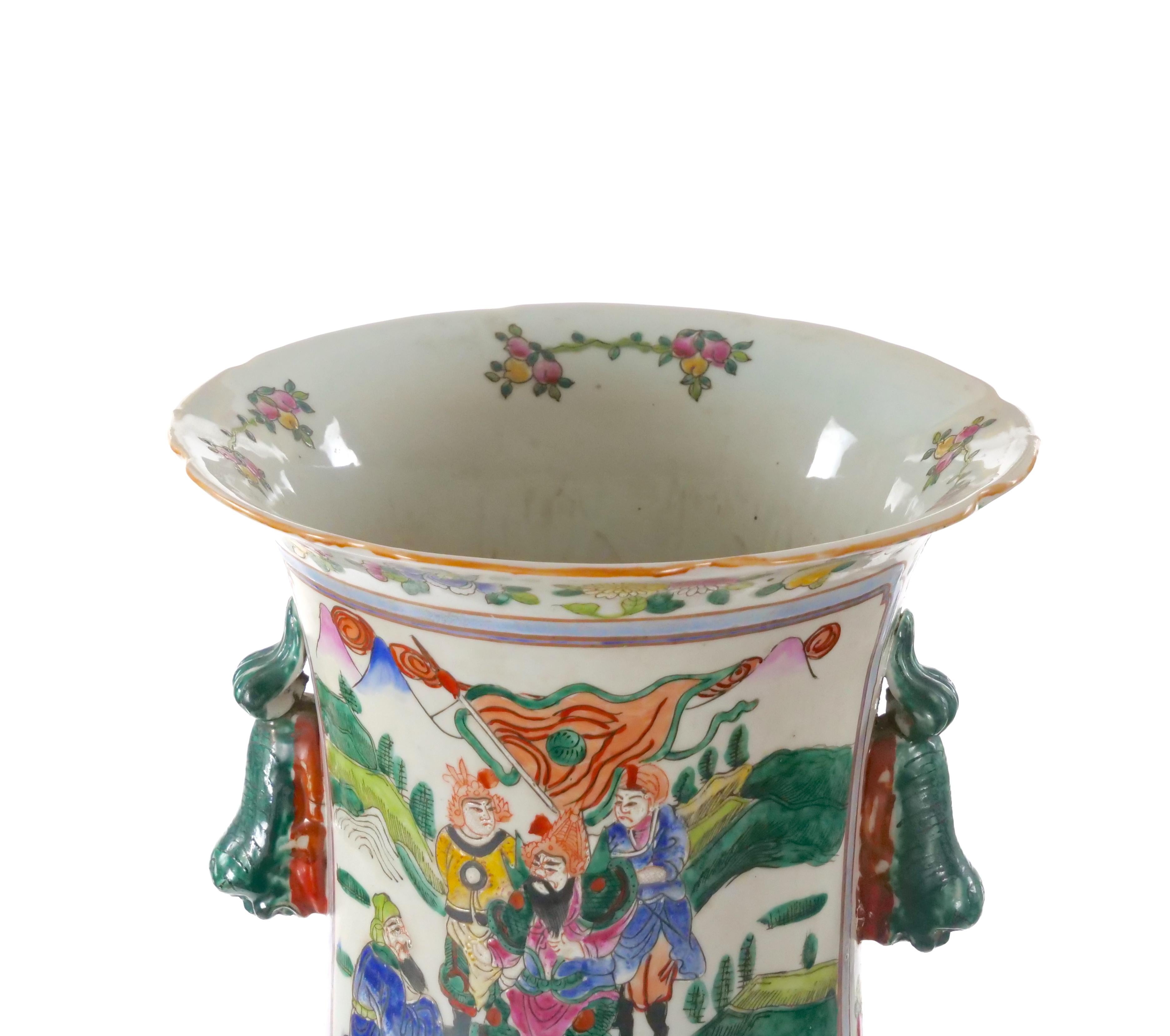 Grand vase sur pied Famille Verte en porcelaine chinoise du 19ème siècle en vente 3