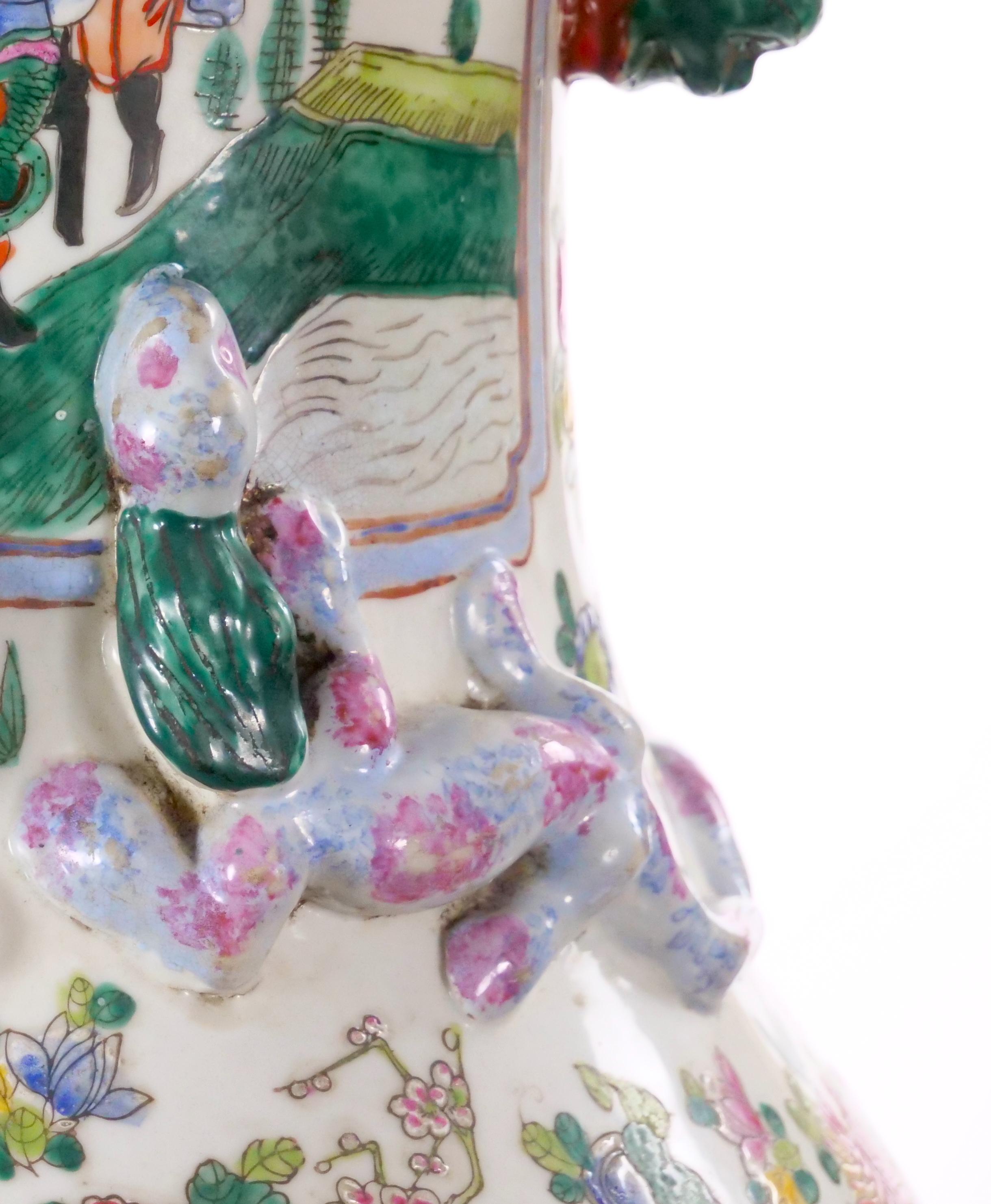 Grand vase sur pied Famille Verte en porcelaine chinoise du 19ème siècle en vente 4