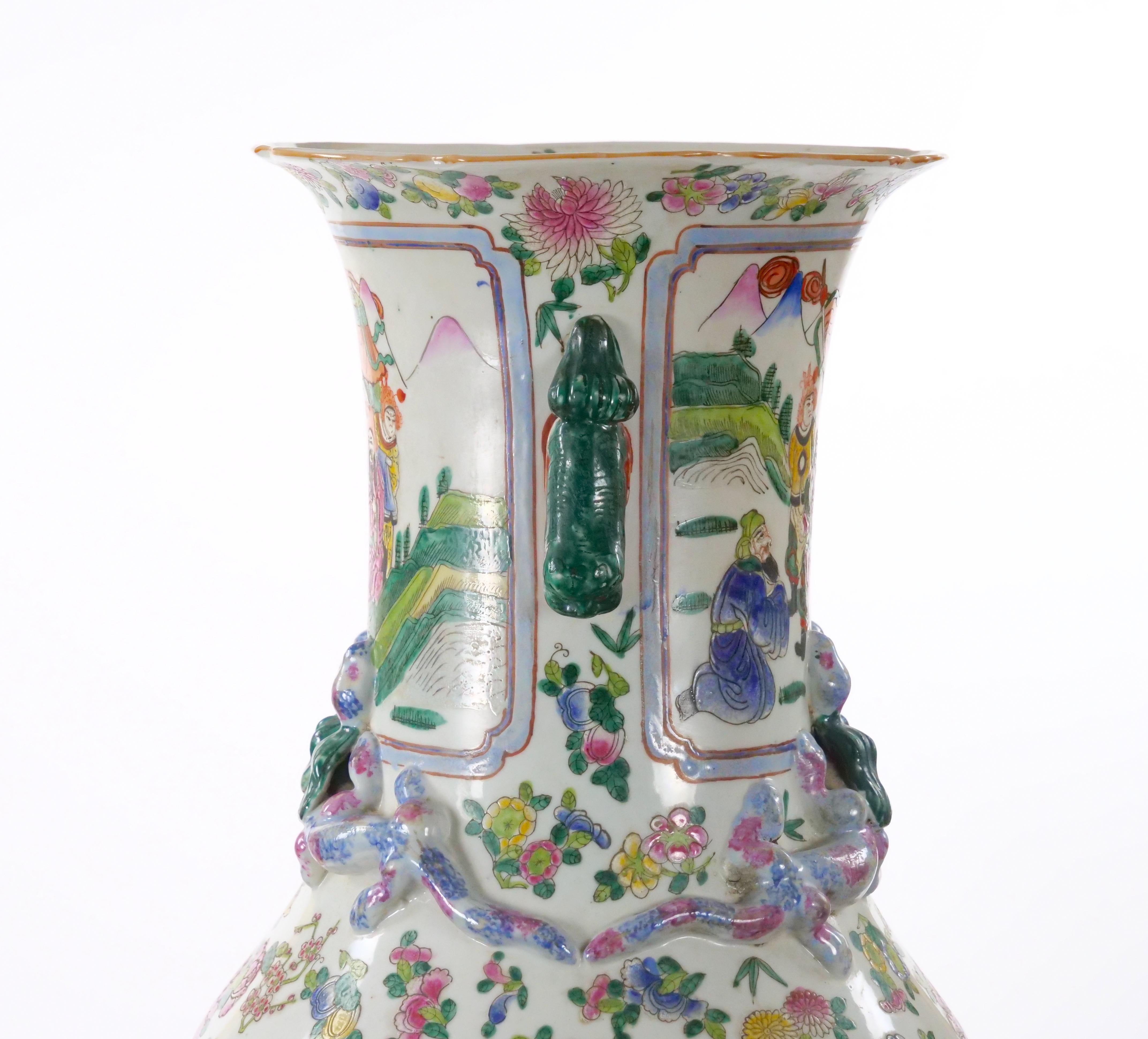 Grand vase sur pied Famille Verte en porcelaine chinoise du 19ème siècle en vente 5