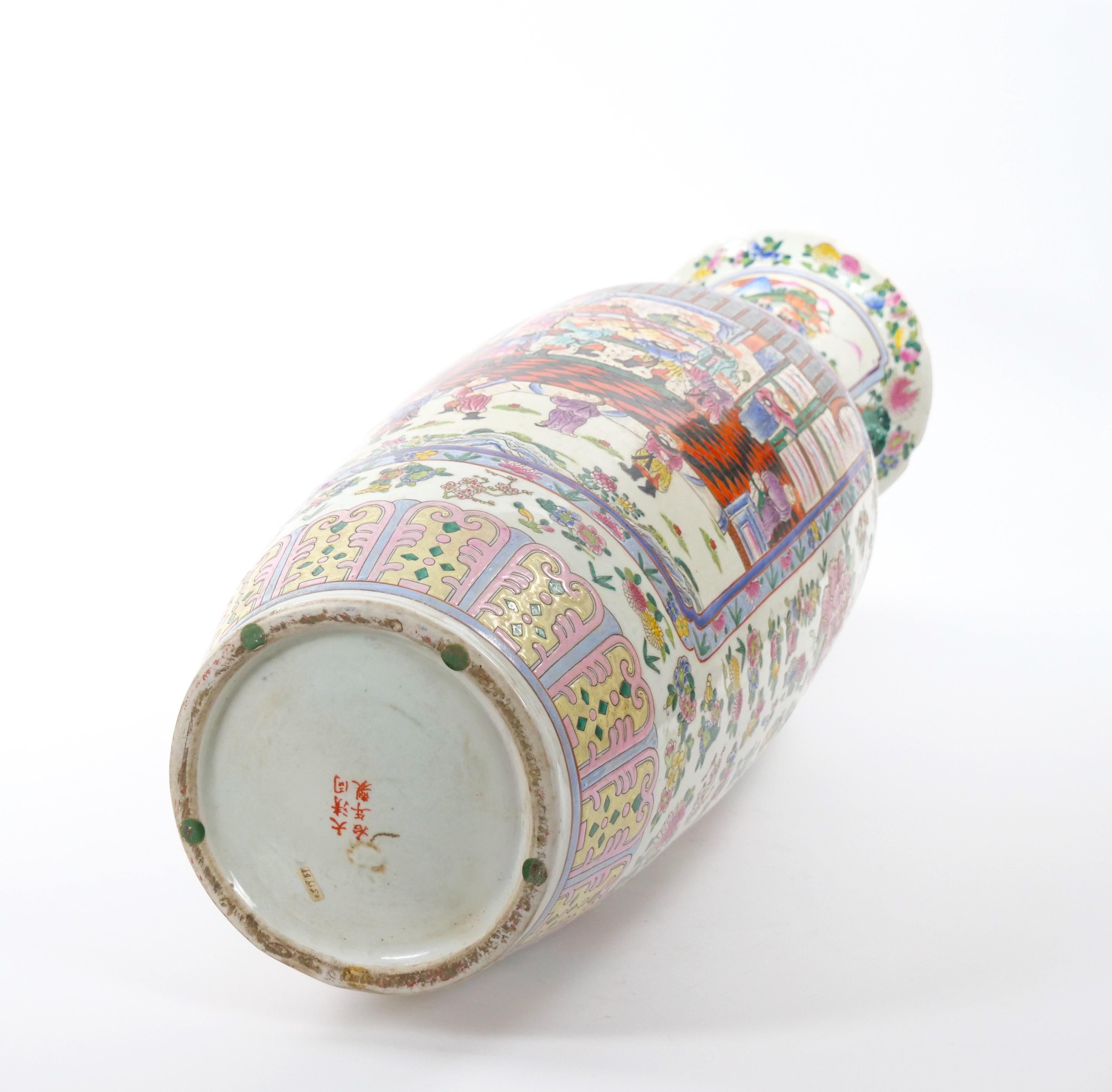 Grand vase sur pied Famille Verte en porcelaine chinoise du 19ème siècle en vente 8