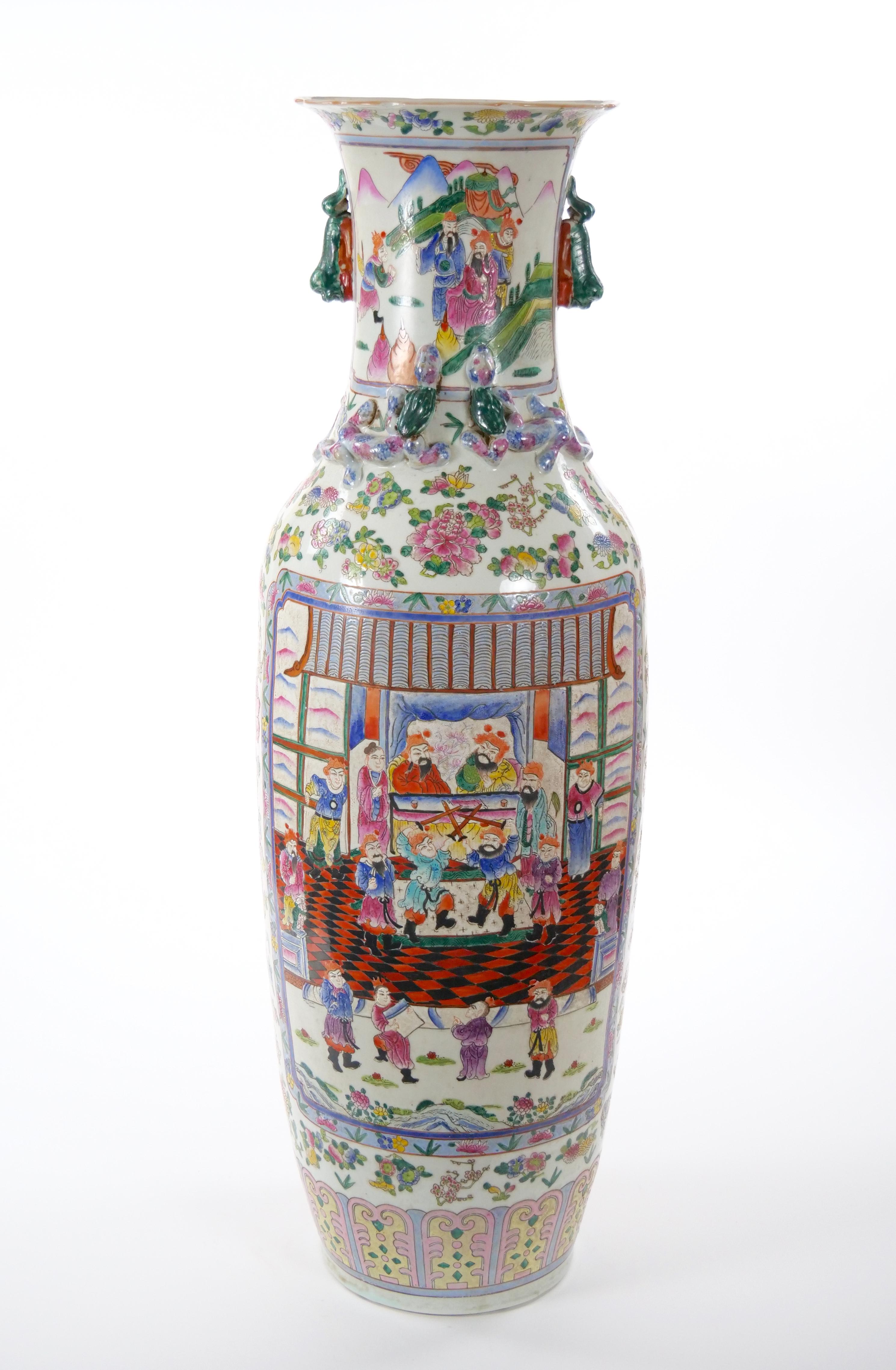 Chinois Grand vase sur pied Famille Verte en porcelaine chinoise du 19ème siècle en vente