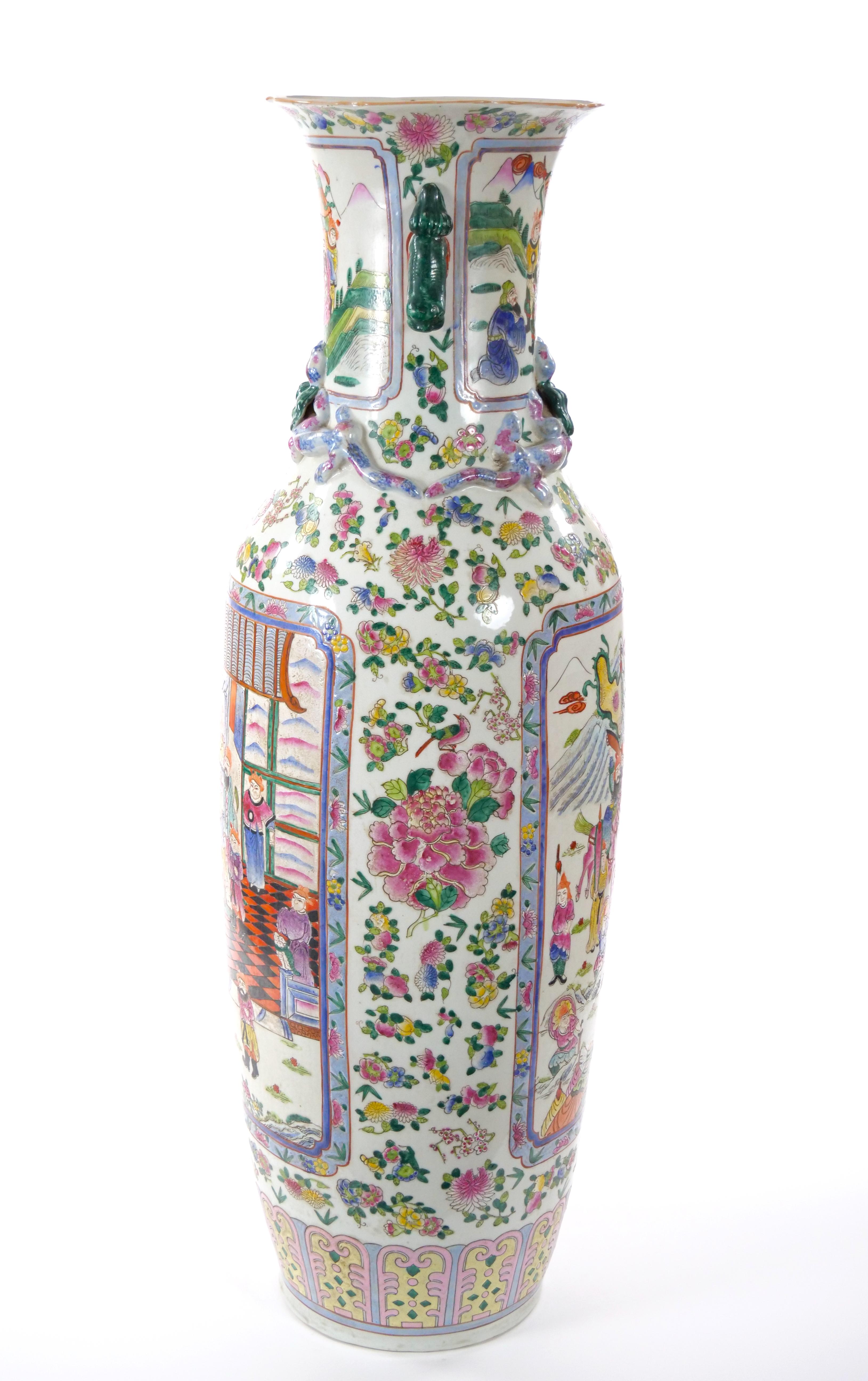 Vernissé Grand vase sur pied Famille Verte en porcelaine chinoise du 19ème siècle en vente