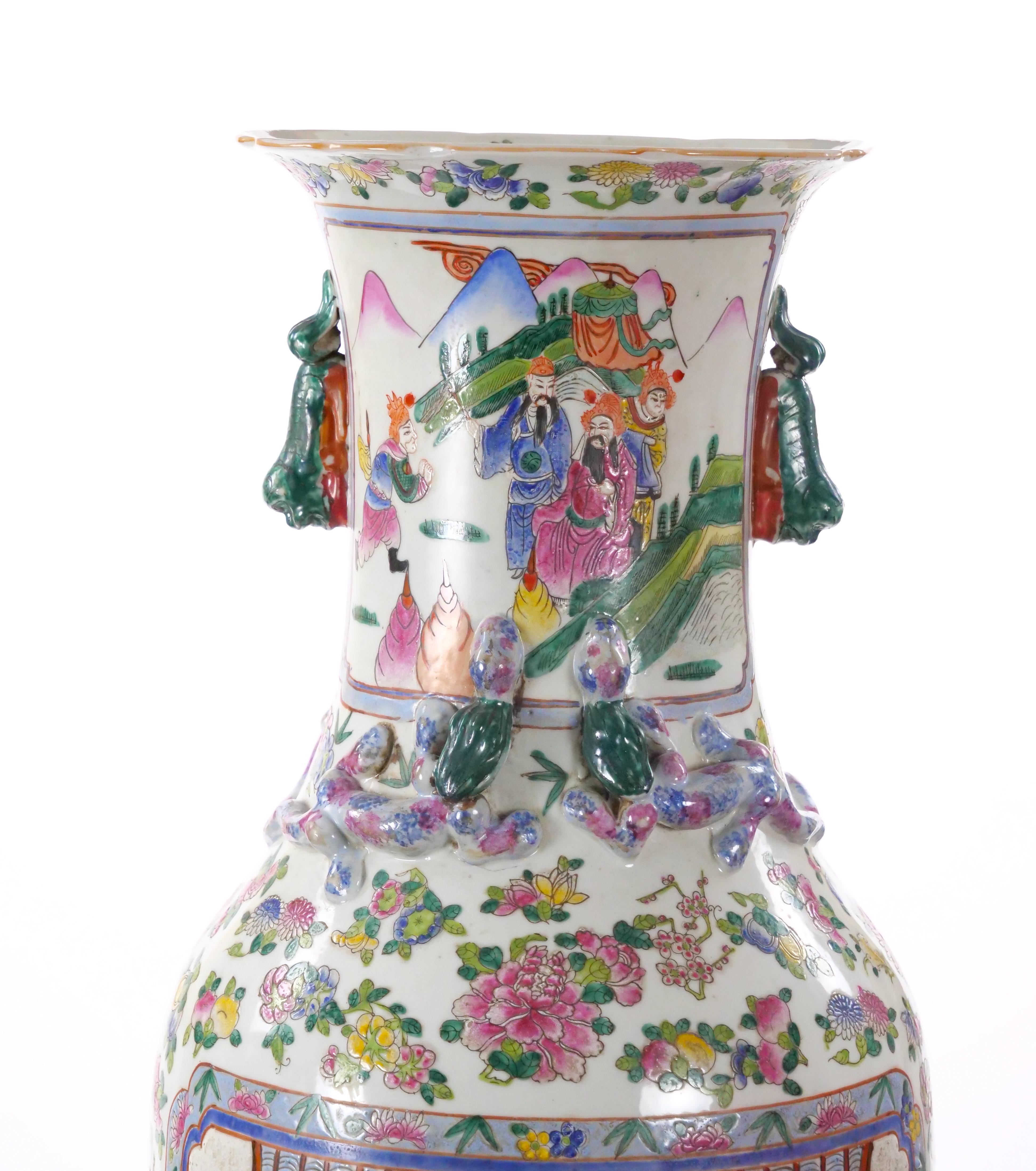 Grand vase sur pied Famille Verte en porcelaine chinoise du 19ème siècle Bon état - En vente à Tarry Town, NY