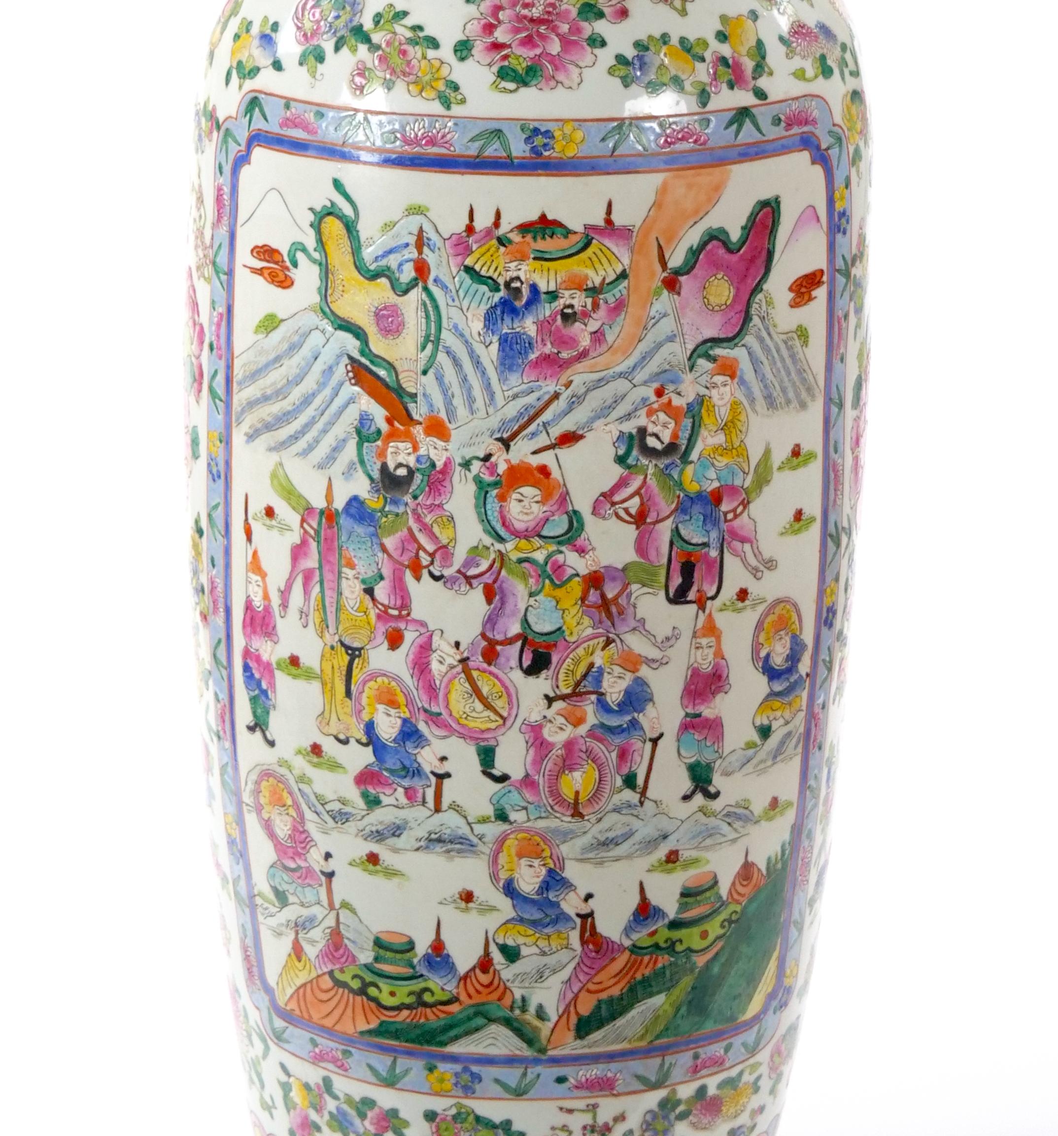 XIXe siècle Grand vase sur pied Famille Verte en porcelaine chinoise du 19ème siècle en vente