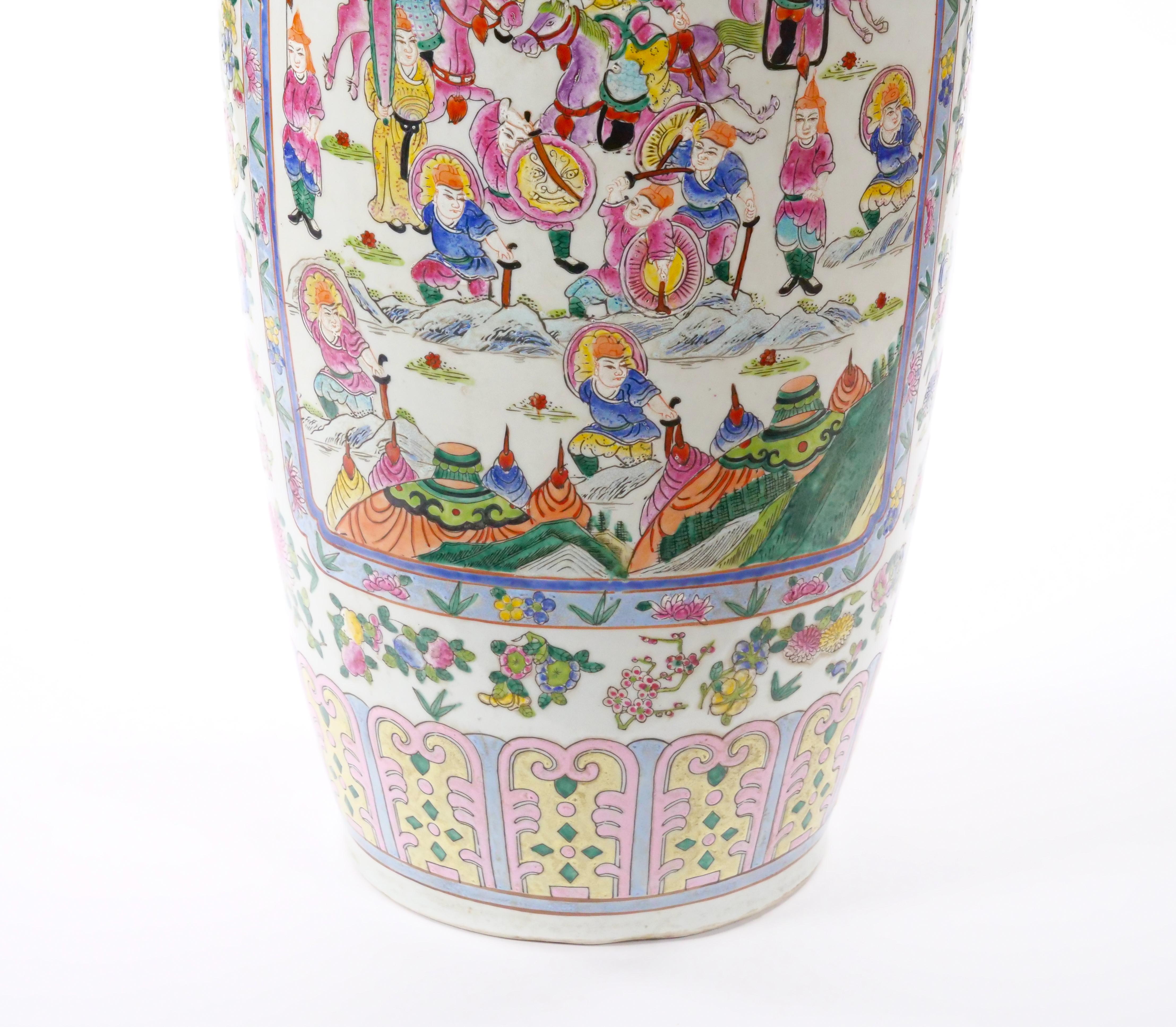 Porcelaine Grand vase sur pied Famille Verte en porcelaine chinoise du 19ème siècle en vente