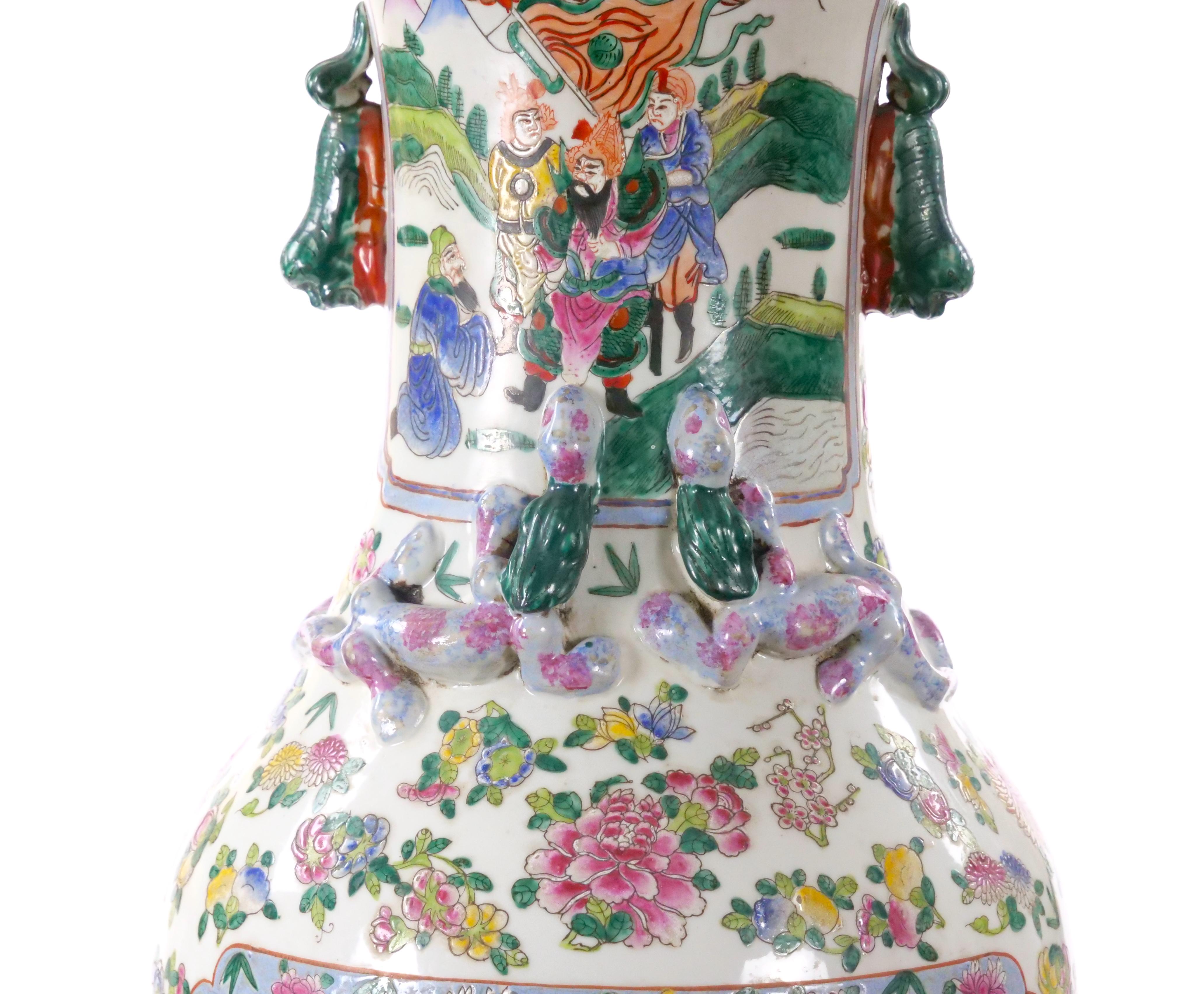 Grand vase sur pied Famille Verte en porcelaine chinoise du 19ème siècle en vente 1