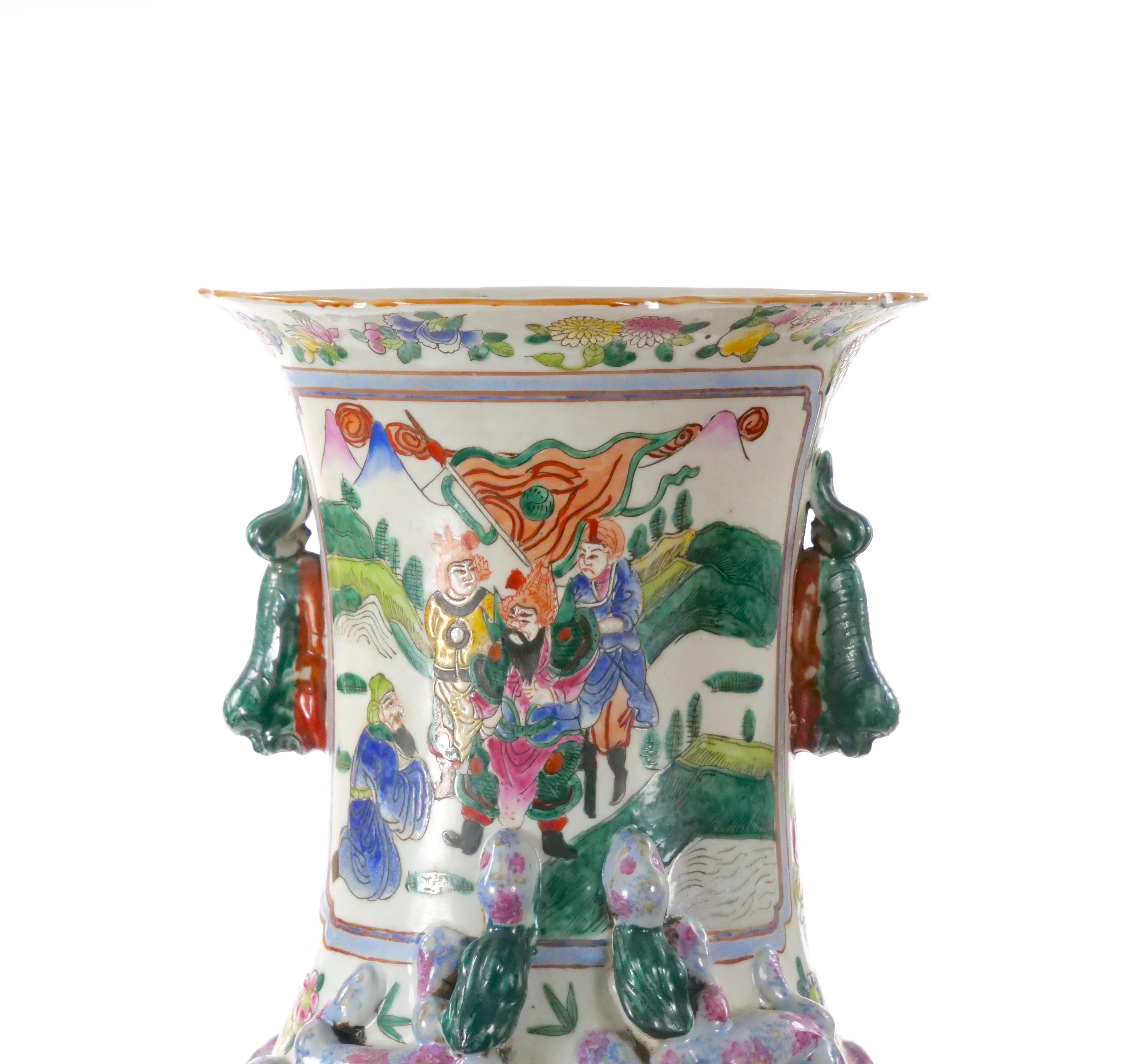 Grand vase sur pied Famille Verte en porcelaine chinoise du 19ème siècle en vente 2