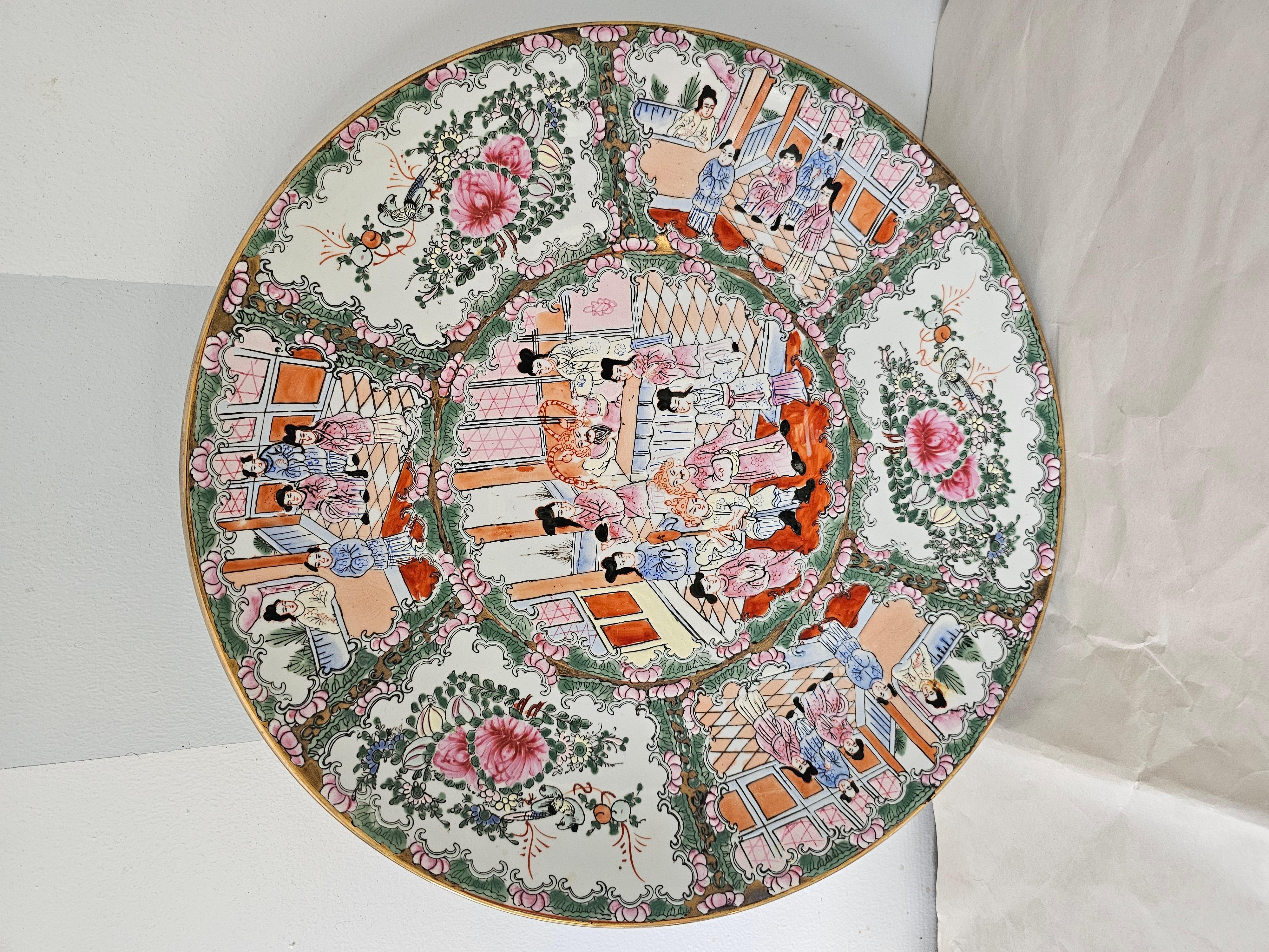 Meiji Grand plat décoratif chinois à médaillons de roses du 19ème siècle en vente