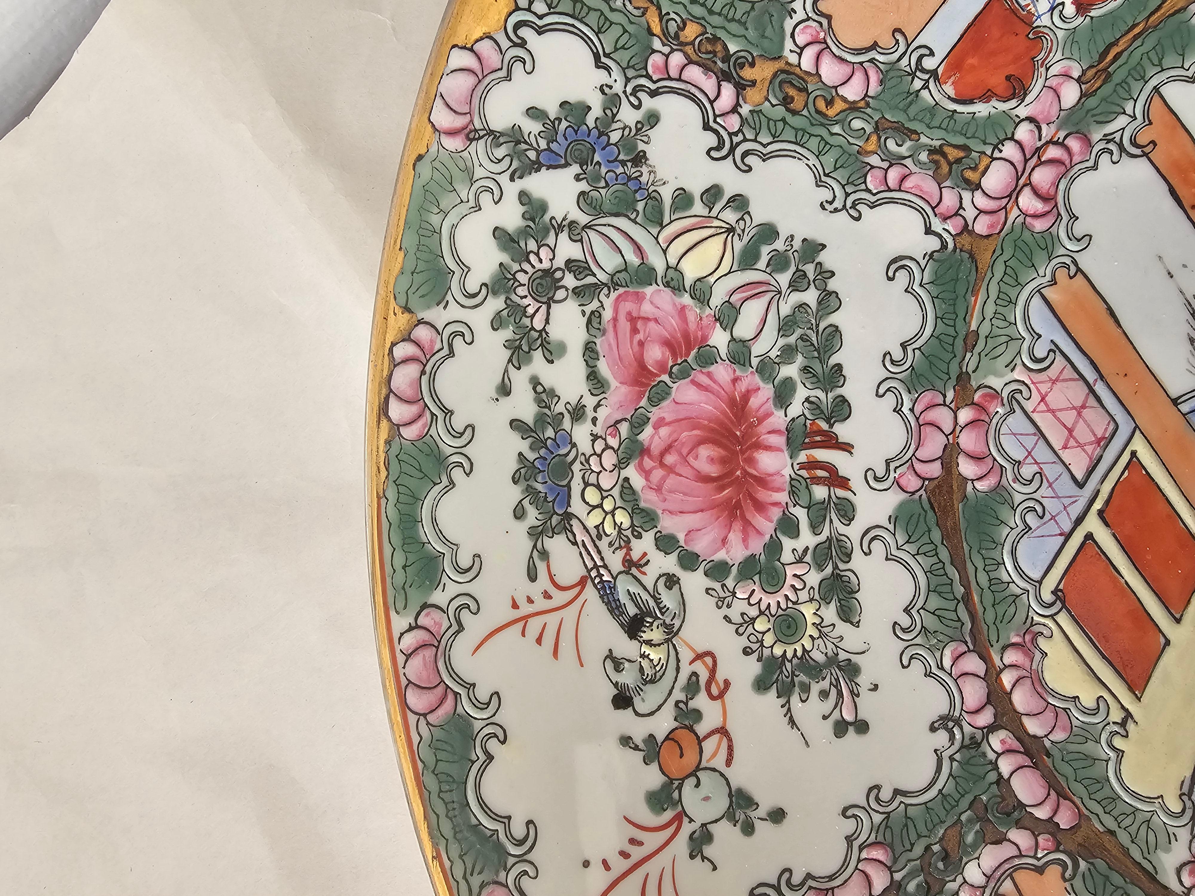 Chinois Grand plat décoratif chinois à médaillons de roses du 19ème siècle en vente