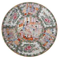 Grand plat décoratif chinois à médaillons de roses du 19ème siècle