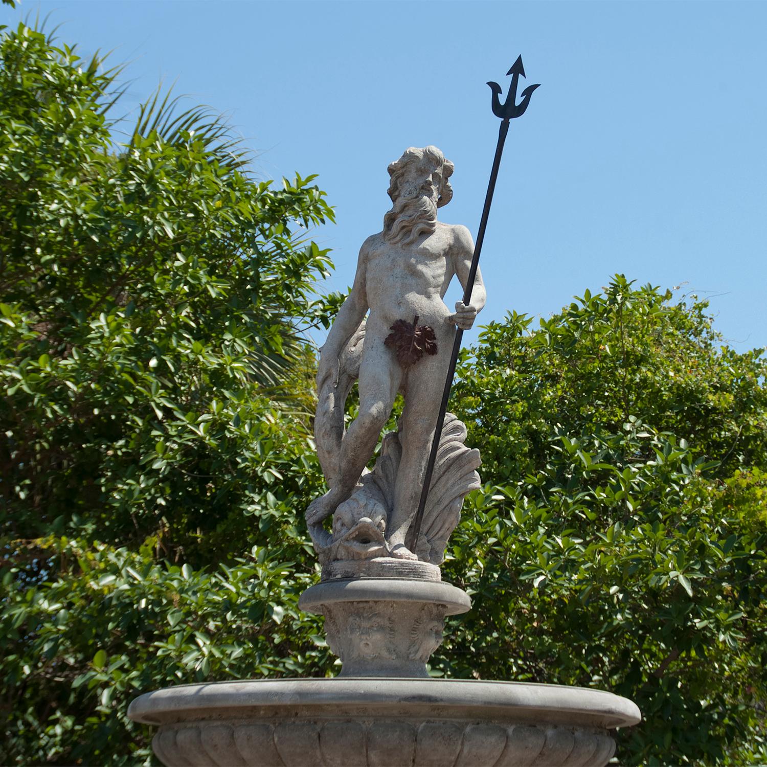 Sculpté à la main Grande fontaine circulaire de jardin du 19e siècle Neptune, fontaine en pierre calcaire italienne en vente