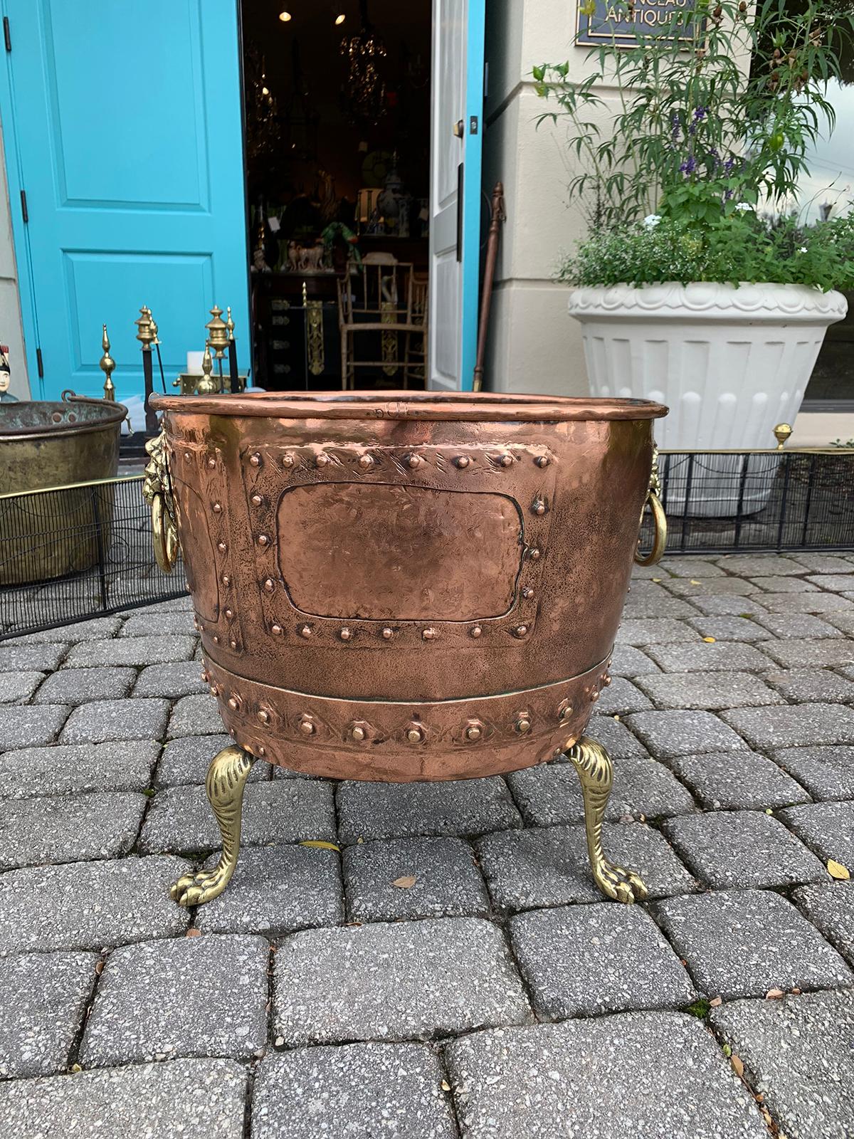 19th century large copper and brass jardinière.
Measures: 20.25