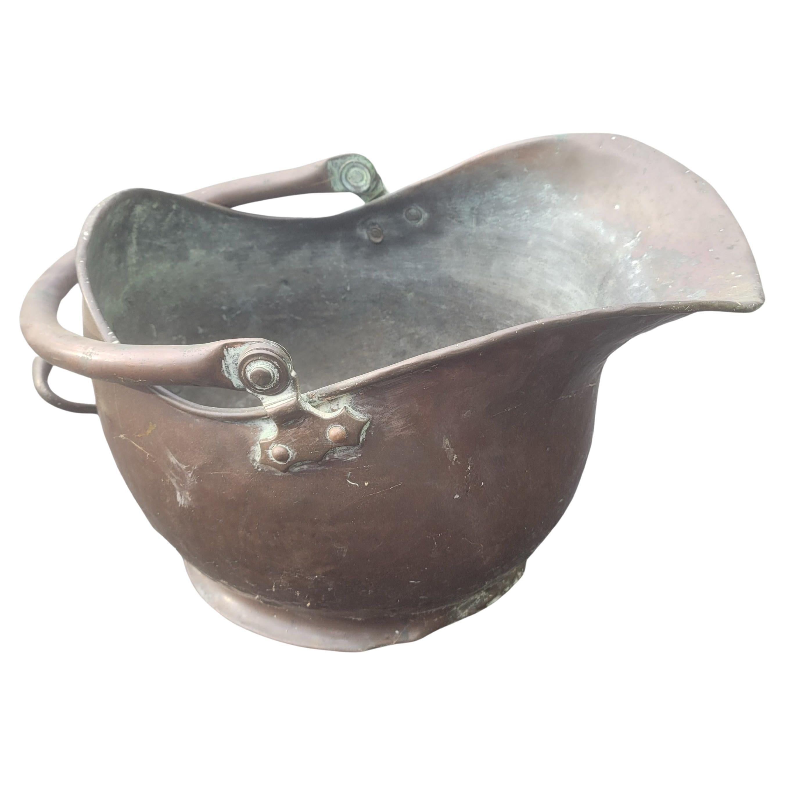19th Century Large Copper Coal Scuttle with Handle In Good Condition For Sale In Germantown, MD