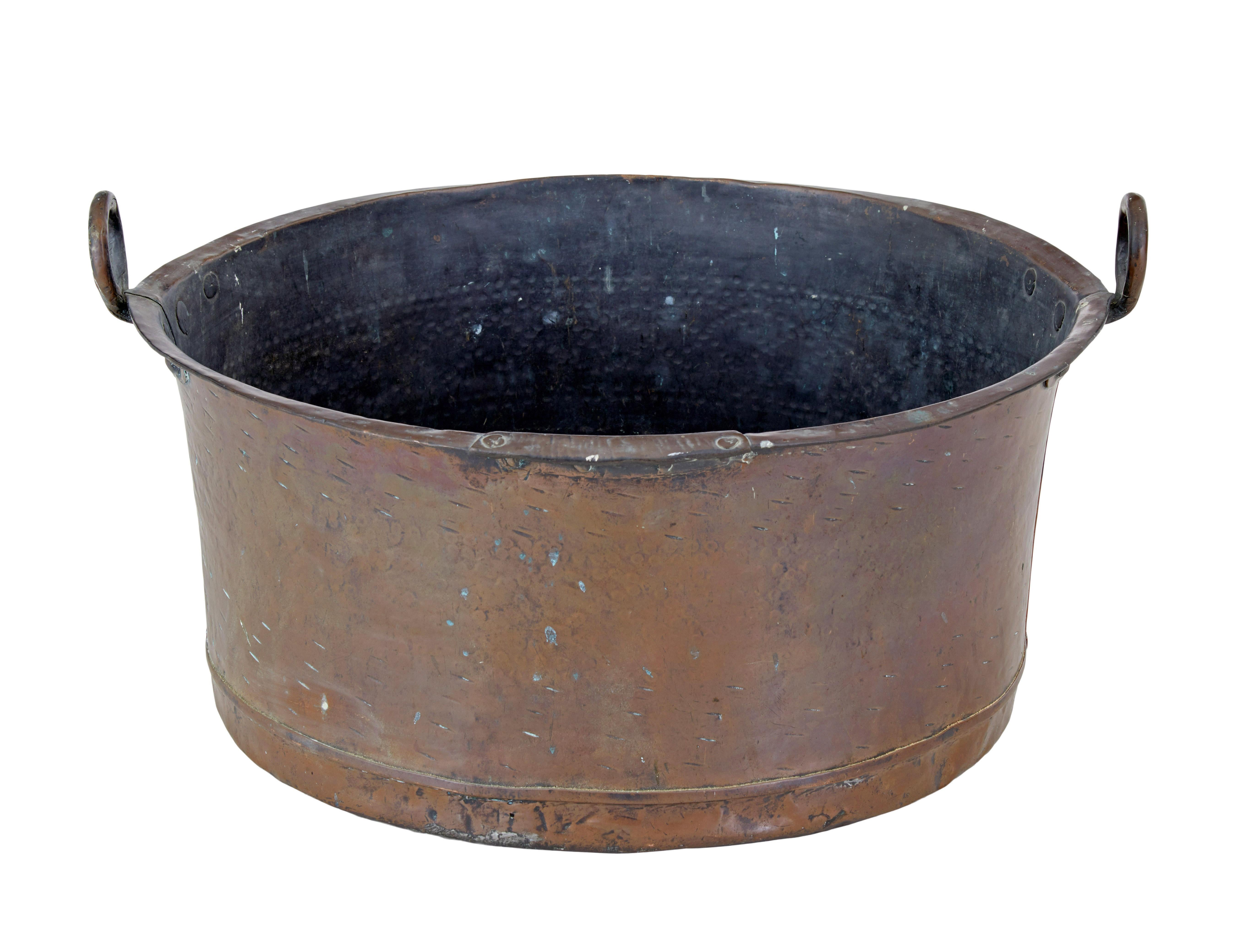 Großes Kupferkochgefäß aus dem 19. Jahrhundert, um 1890.

Großes Kochgefäß guter Qualität aus Kupfer mit eisernen Griffringen.

Ideal für die heutige Nutzung als Holzlager, für die Aufbewahrung im Flur oder vielleicht für die Umgestaltung zu einem