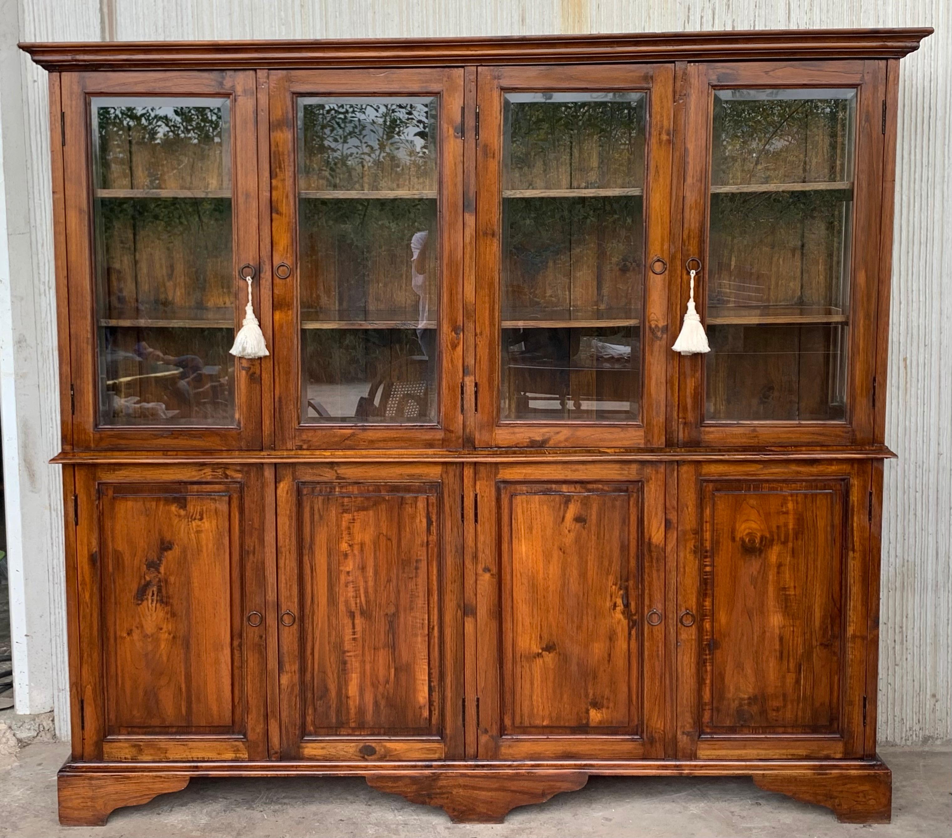 Colonial espagnol Grande armoire ou bibliothèque du 19ème siècle avec vitrine en verre, pin, Espagne restaurée en vente