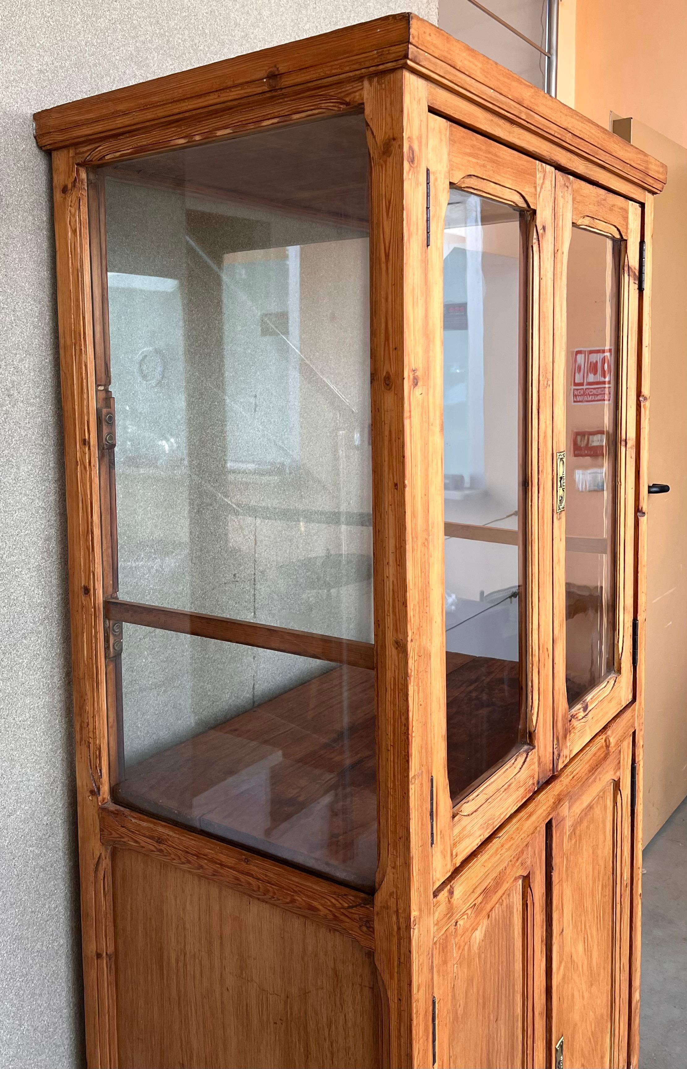 19th Century Large Cupboard or Bookcase with Glass Vitrine, Pine, Spain Restored In Good Condition For Sale In Miami, FL