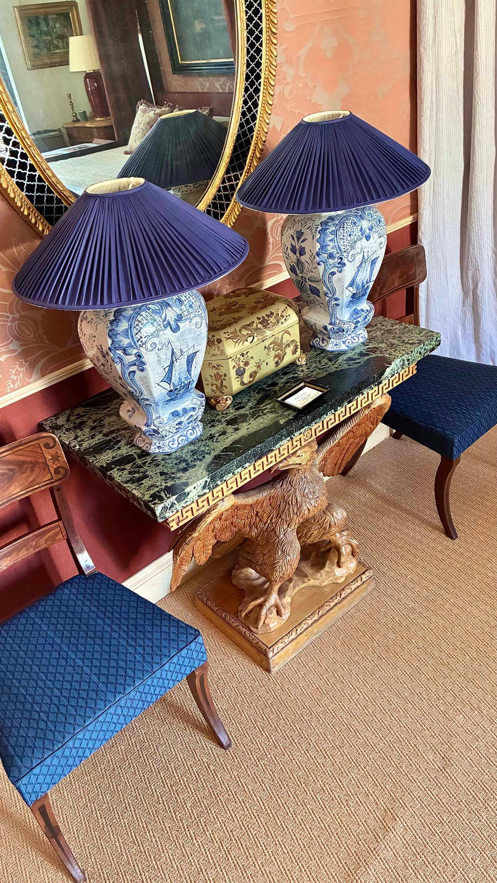 Paire de très grands vases-lampes de Delft décorés en bleu et blanc. 19ème siècle. Les abat-jour en soie illustrés sont inclus dans le prix. Les lampes vases de Delft de forme et de taille aussi rares sont très recherchées. 

Pourquoi nous les
