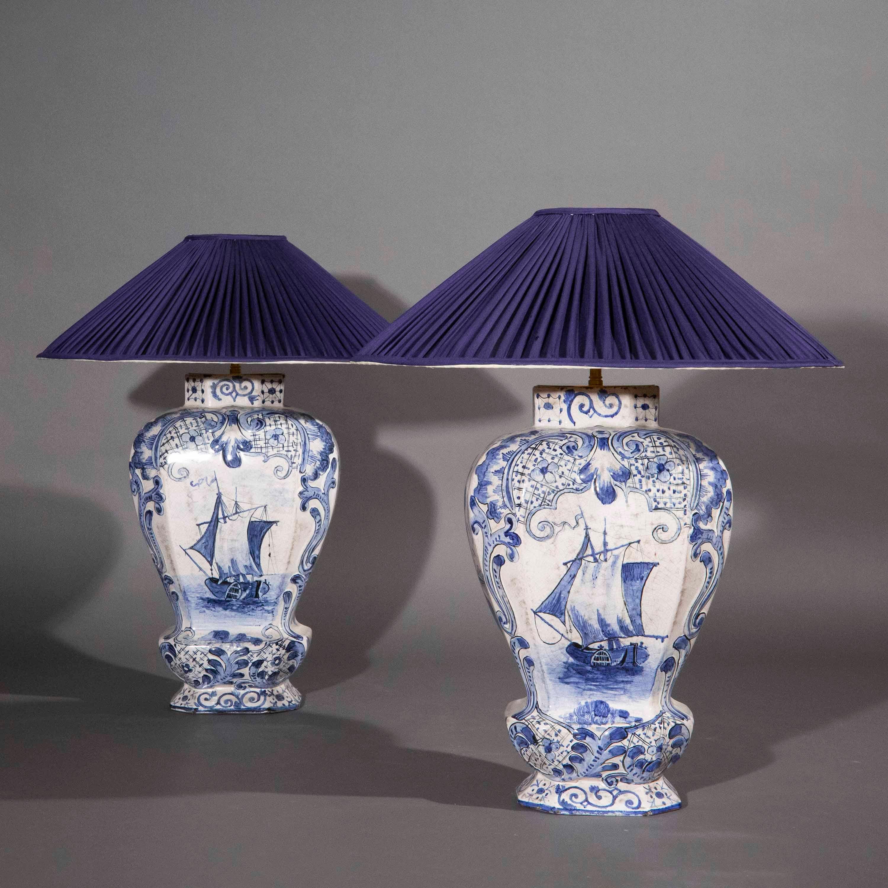 Grandes lampes à vase de Delft du 19e siècle Bon état - En vente à Richmond, London