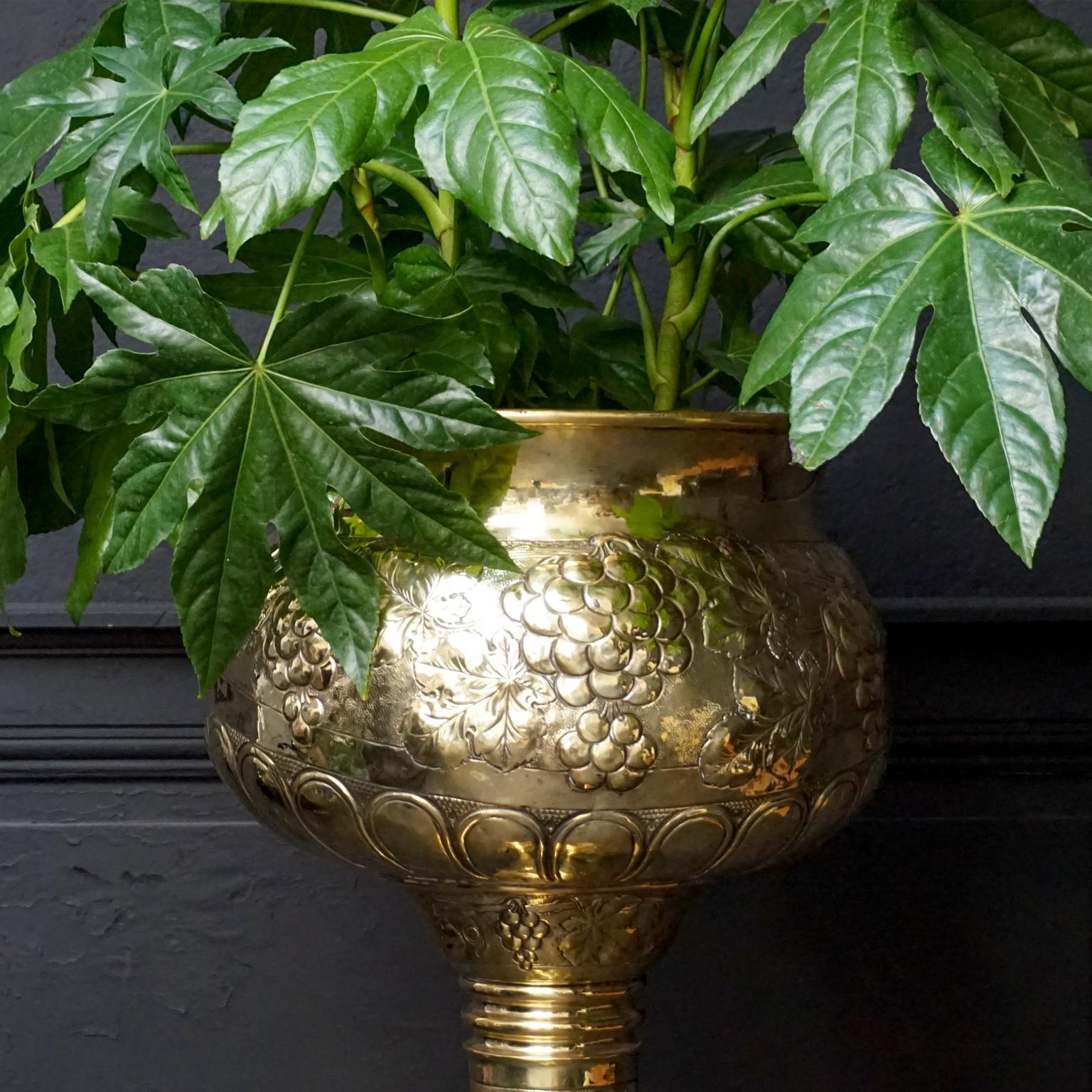 19th Century Large Dutch Embossed Brass Cachepot Jardinière or Champagne Cooler In Good Condition For Sale In Haarlem, NL