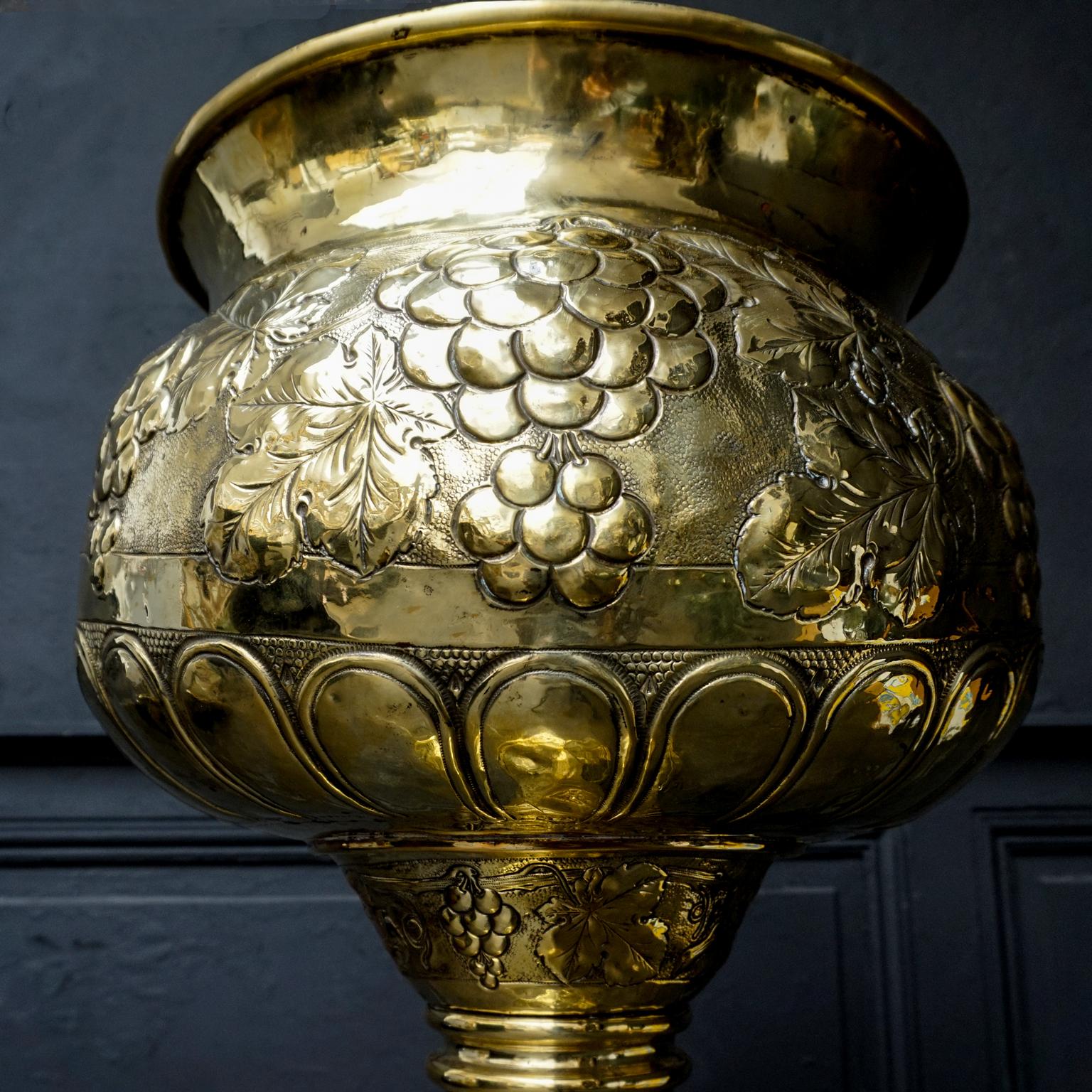 19th Century Large Dutch Embossed Brass Cachepot Jardinière or Champagne Cooler For Sale 3