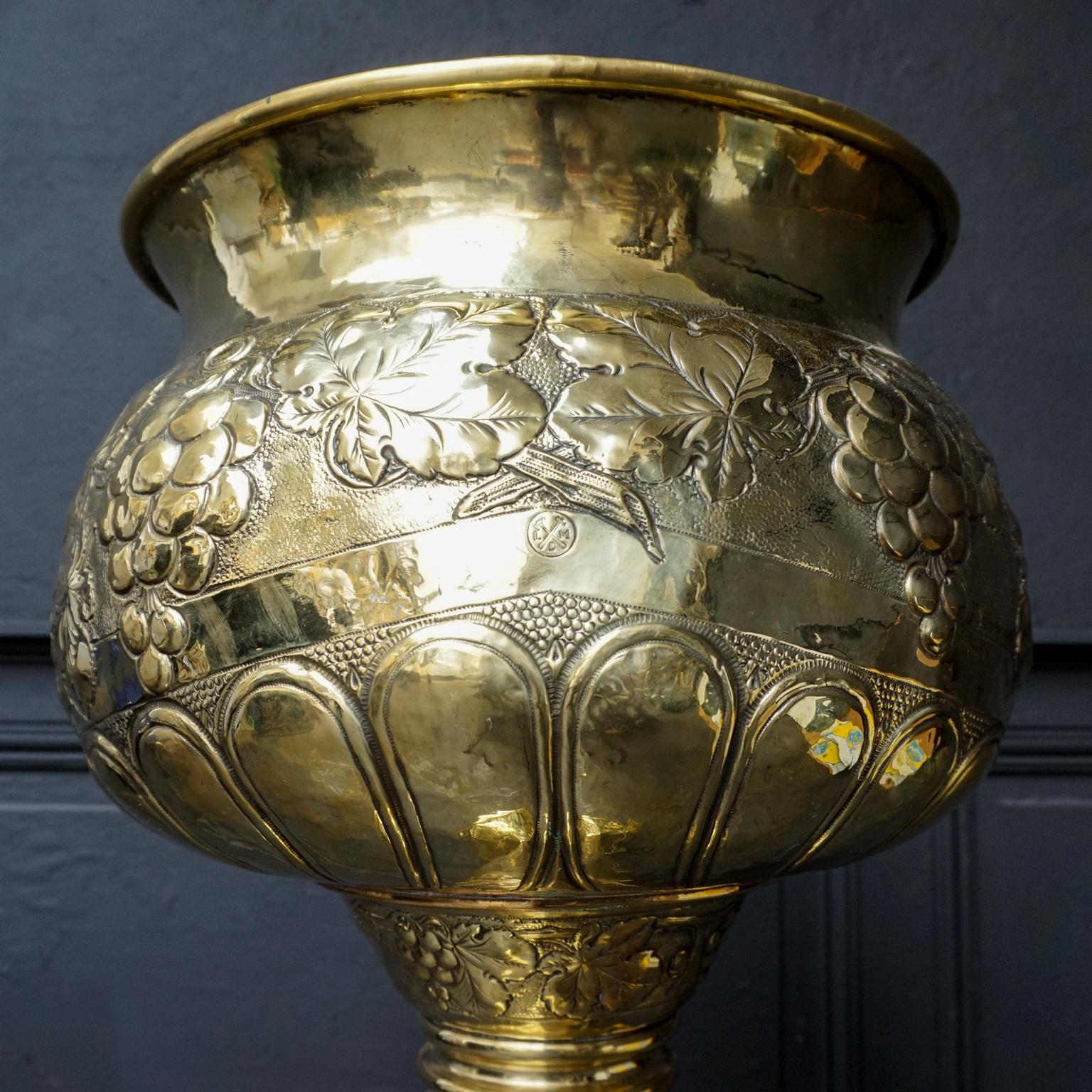 19th Century Large Dutch Embossed Brass Cachepot Jardinière or Champagne Cooler For Sale 4