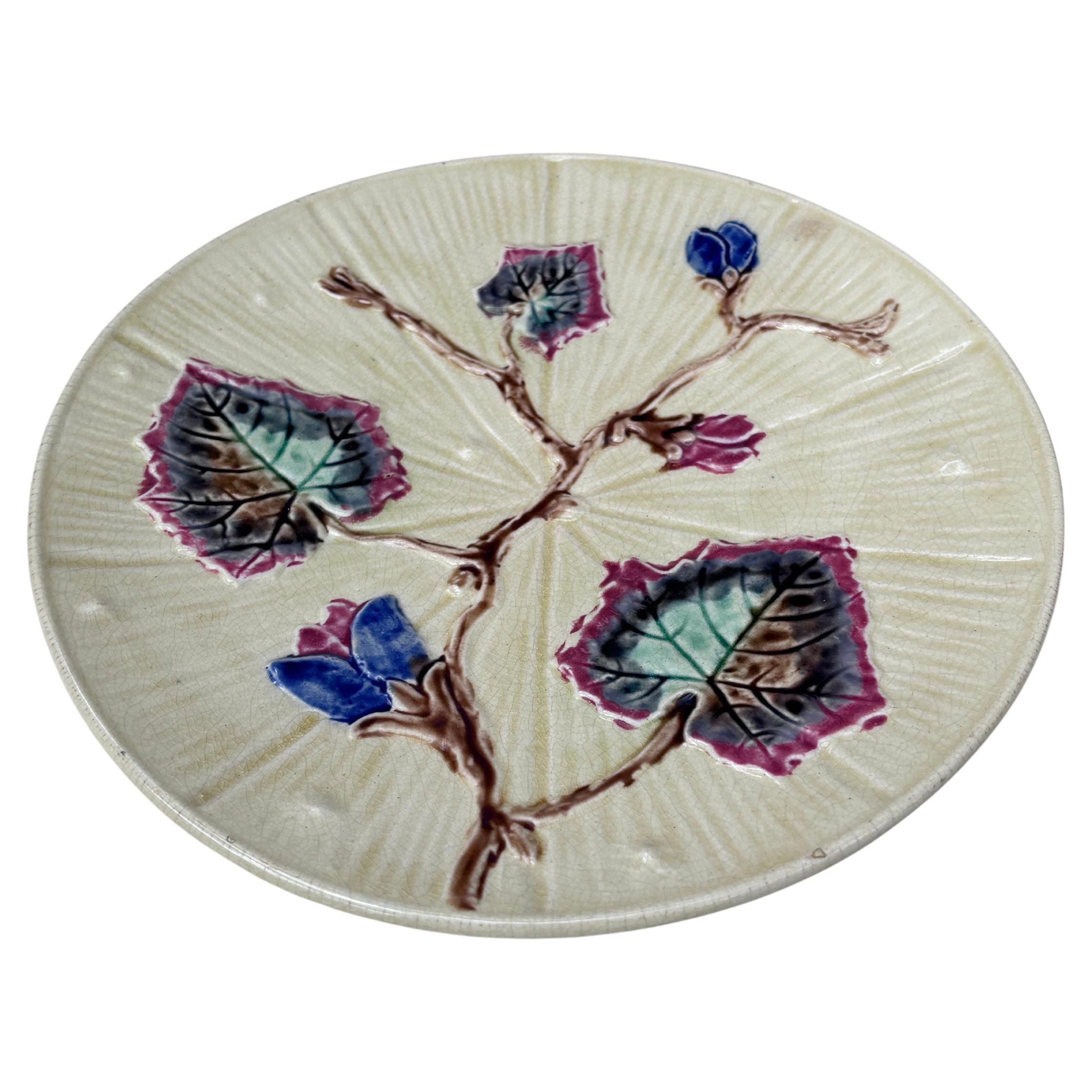 Grande piatto in maiolica inglese del XIX secolo con foglie e fiori blu.
Diametro 8,7 pollici.