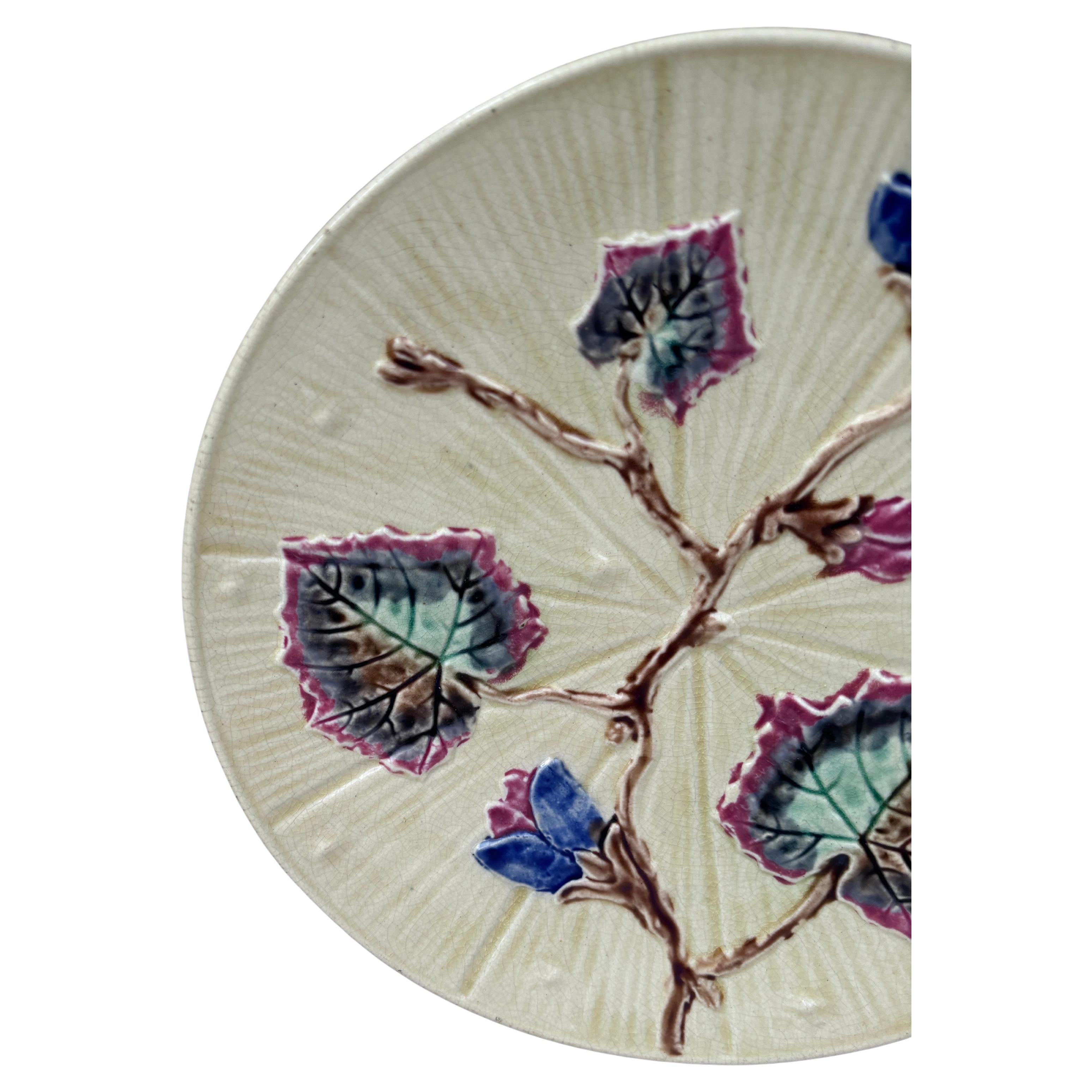 Rustico Grande piatto in maiolica inglese del XIX secolo con foglie e fiori blu in vendita