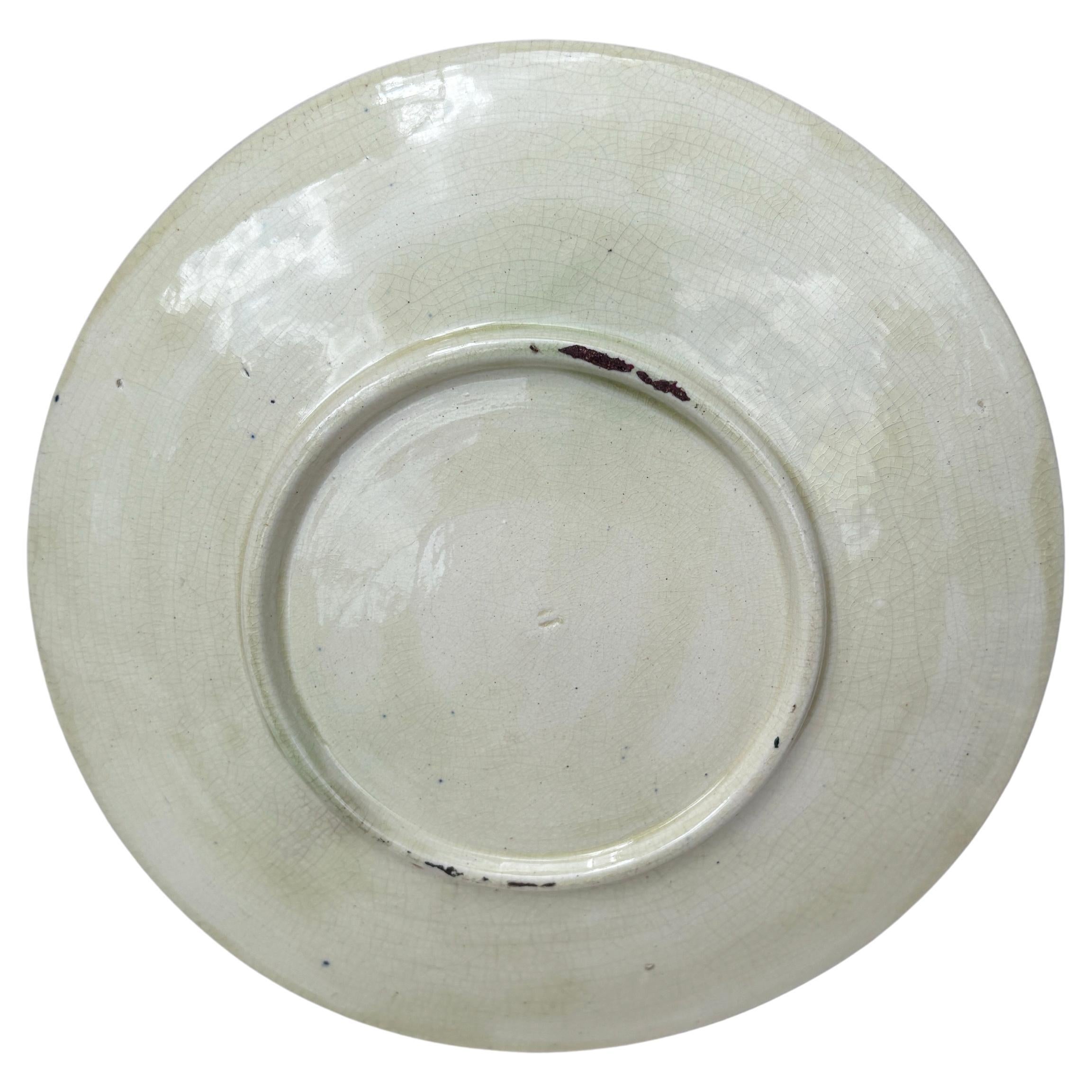 Inglese Grande piatto in maiolica inglese del XIX secolo con foglie e fiori blu in vendita