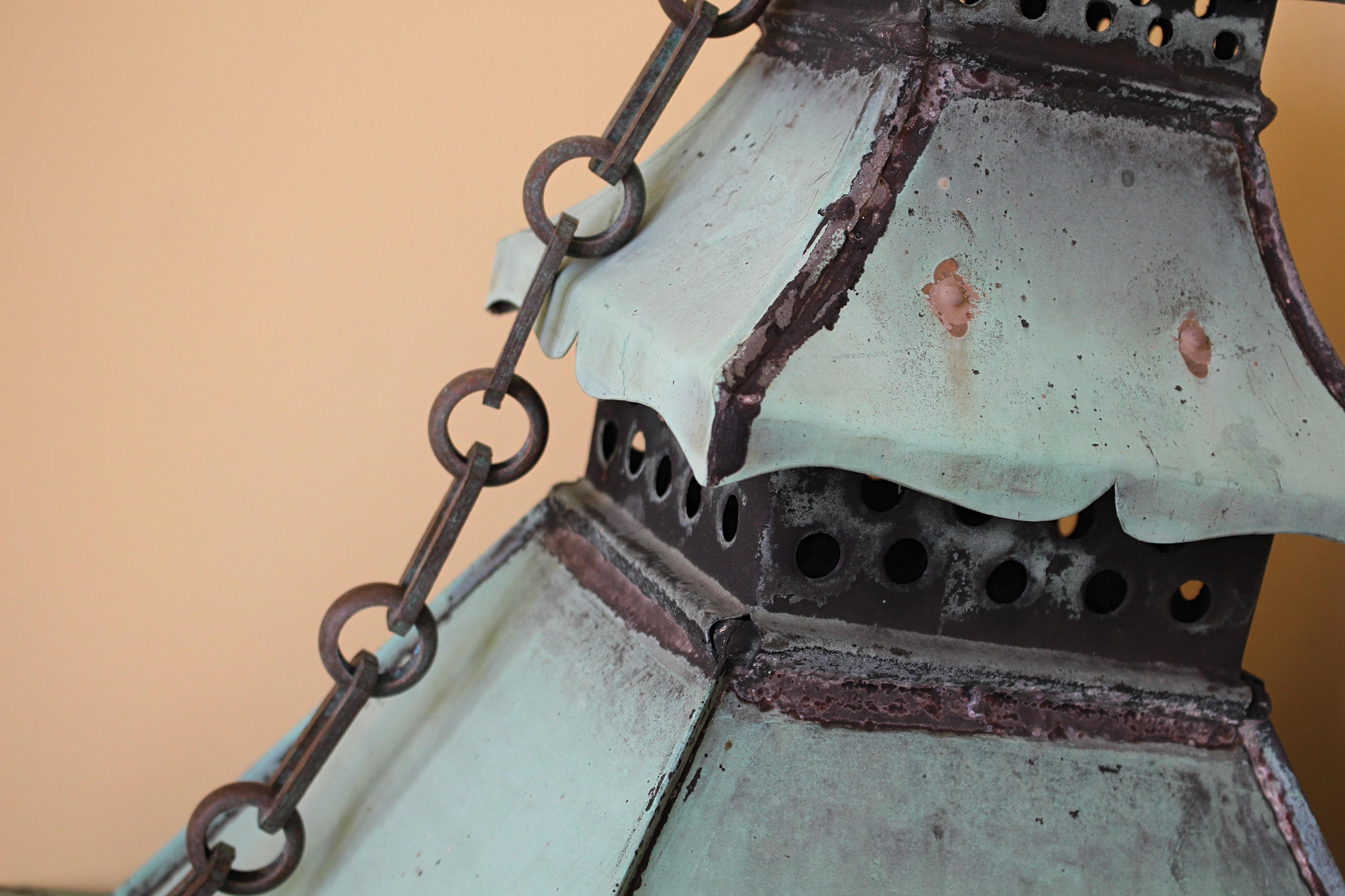 Grande lanterne pagode victorienne anglaise du 19ème siècle émaillée cuivre vert-de-gris en vente 2