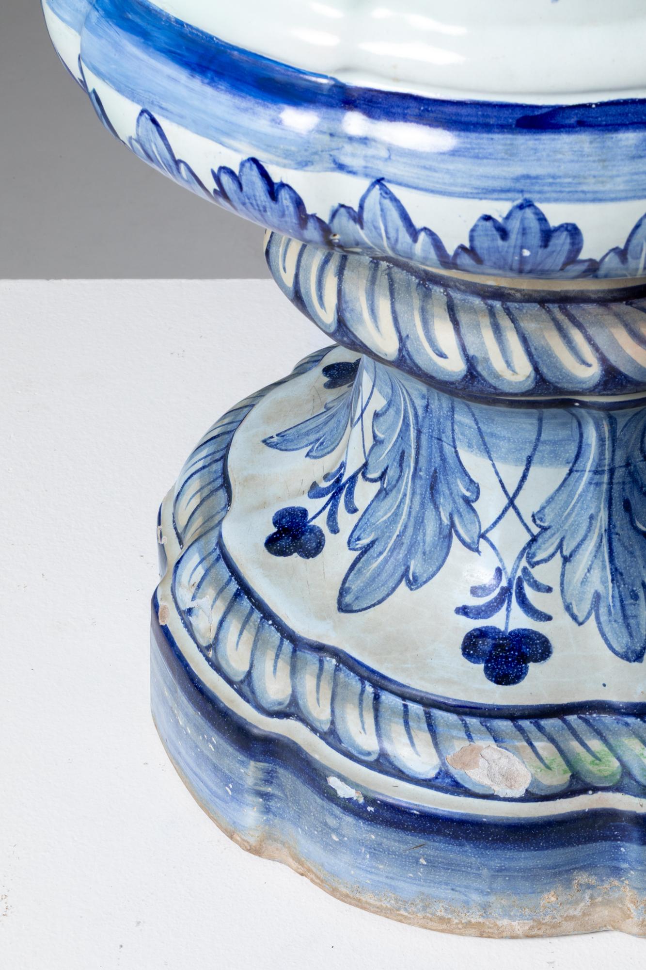 19th Century Large Faience Vase From Viuva Lamego Factory In Good Condition For Sale In Lisboa, PT