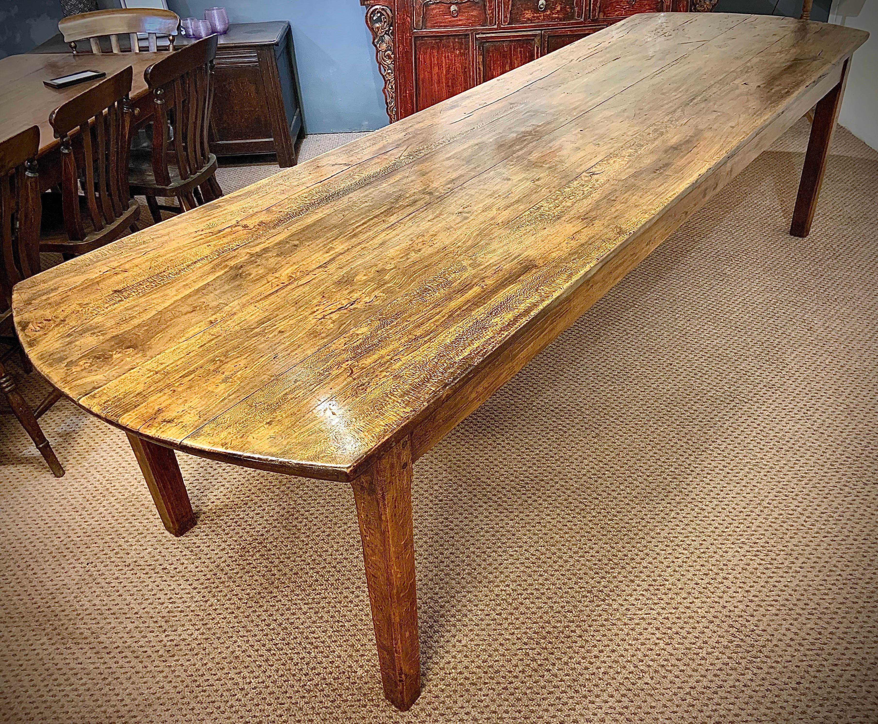 19th century large farmhouse table with oval ends which make the ends more comfortable seating. The London Plain table top sits on a very sturdy oak base. Beautiful mixture of colours in the top of the table.

Measurements :
H 29in (73.7cm)
W
