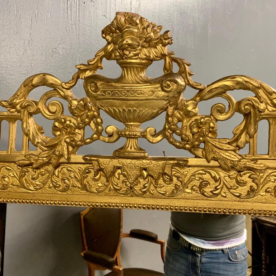 Fabulous quality French late 19th century gilt mirror with a beautifully carved frame and its original bevelled mercury mirror plate in good condition.
Great detail to the top of the mirror with the classical urn and scrolls, a gallery top and