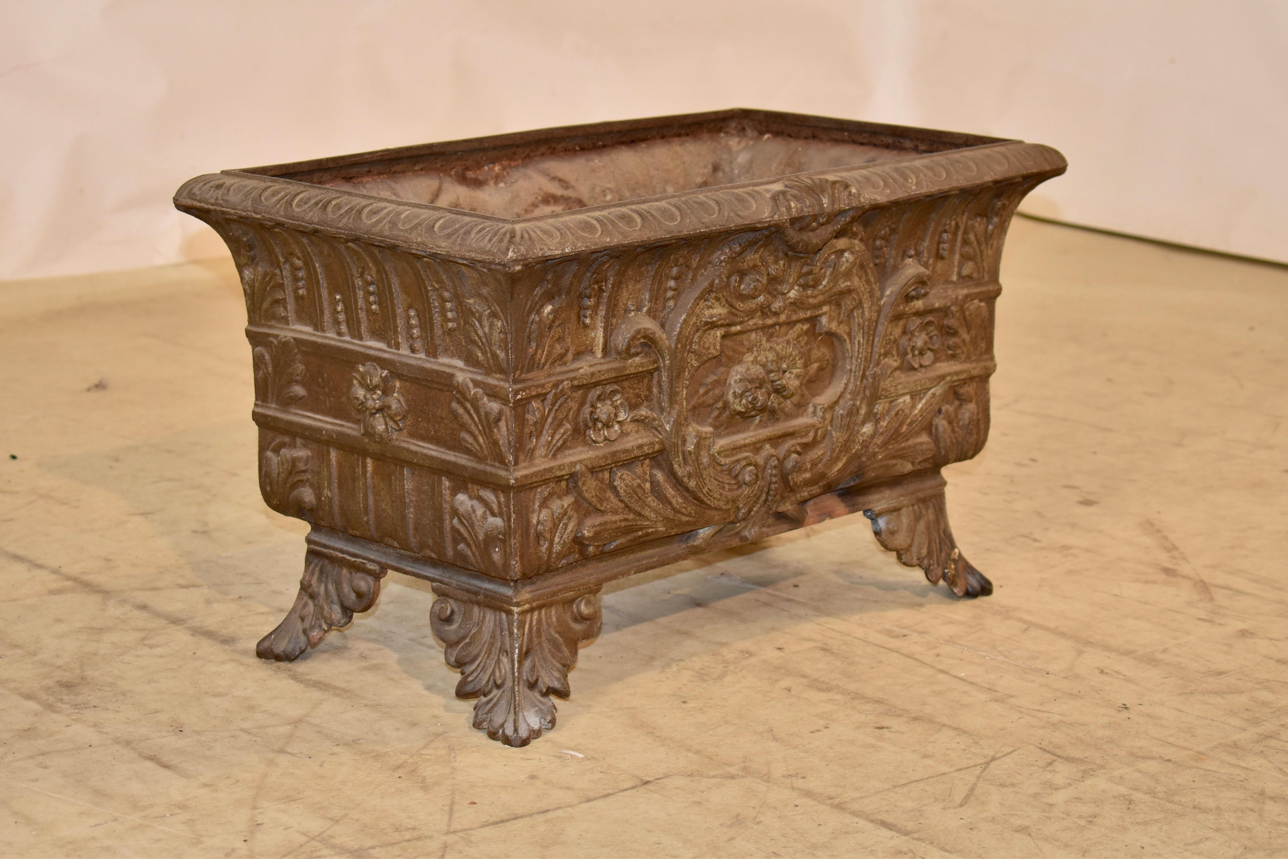 Jardinière de grande taille, datant d'environ 1890-1900.  Cette jardinière est en fonte décorative.  Historiquement, ces objets étaient surpeints, mais celui-ci est dépourvu de peinture, ce qui lui confère une splendide patine. Le fond de la