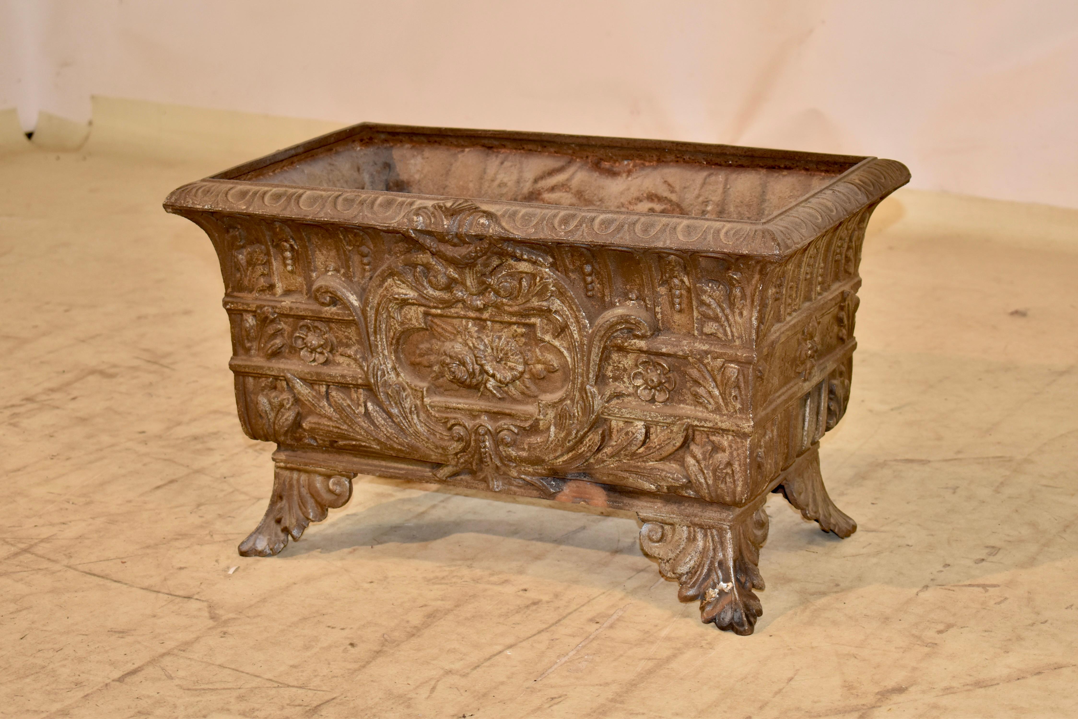 Moulage Grand Français du 19ème siècle  Jardiniere en fonte en vente