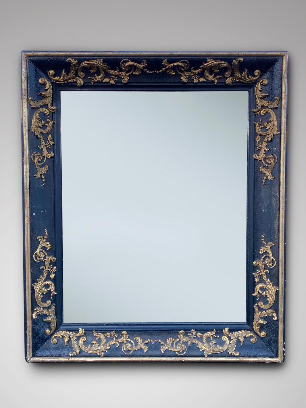 Un attrayant miroir mural Empire français du 19ème siècle à cadre rectangulaire. Le cadre carré profond en bois noir ébénisé et les détails d'accentuation dorés mettent le cadre en valeur. Pièce très décorative. Un meuble de qualité supérieure et