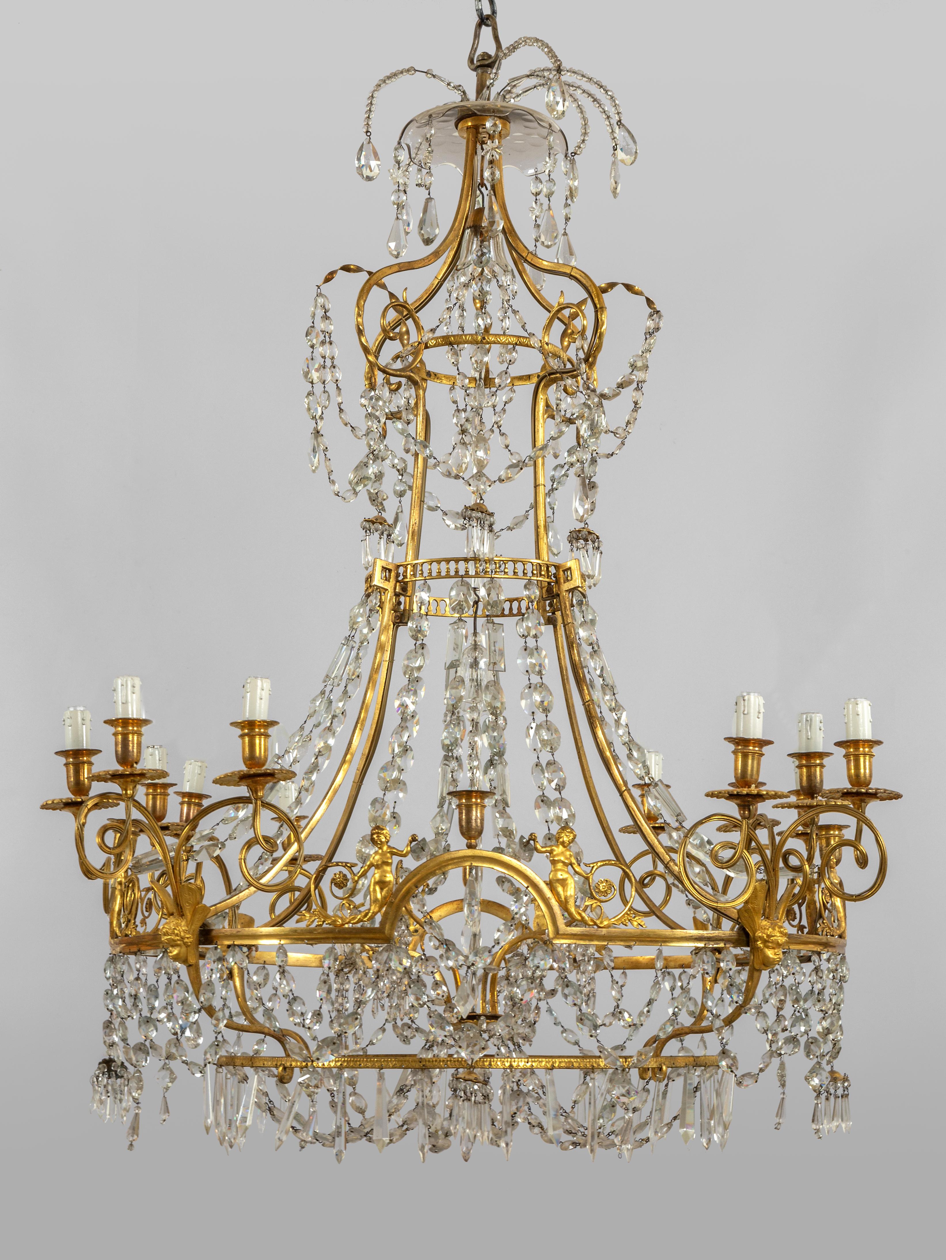 Louis XVI Grand lustre français en bronze doré et cristal à douze Lights, 19e siècle en vente