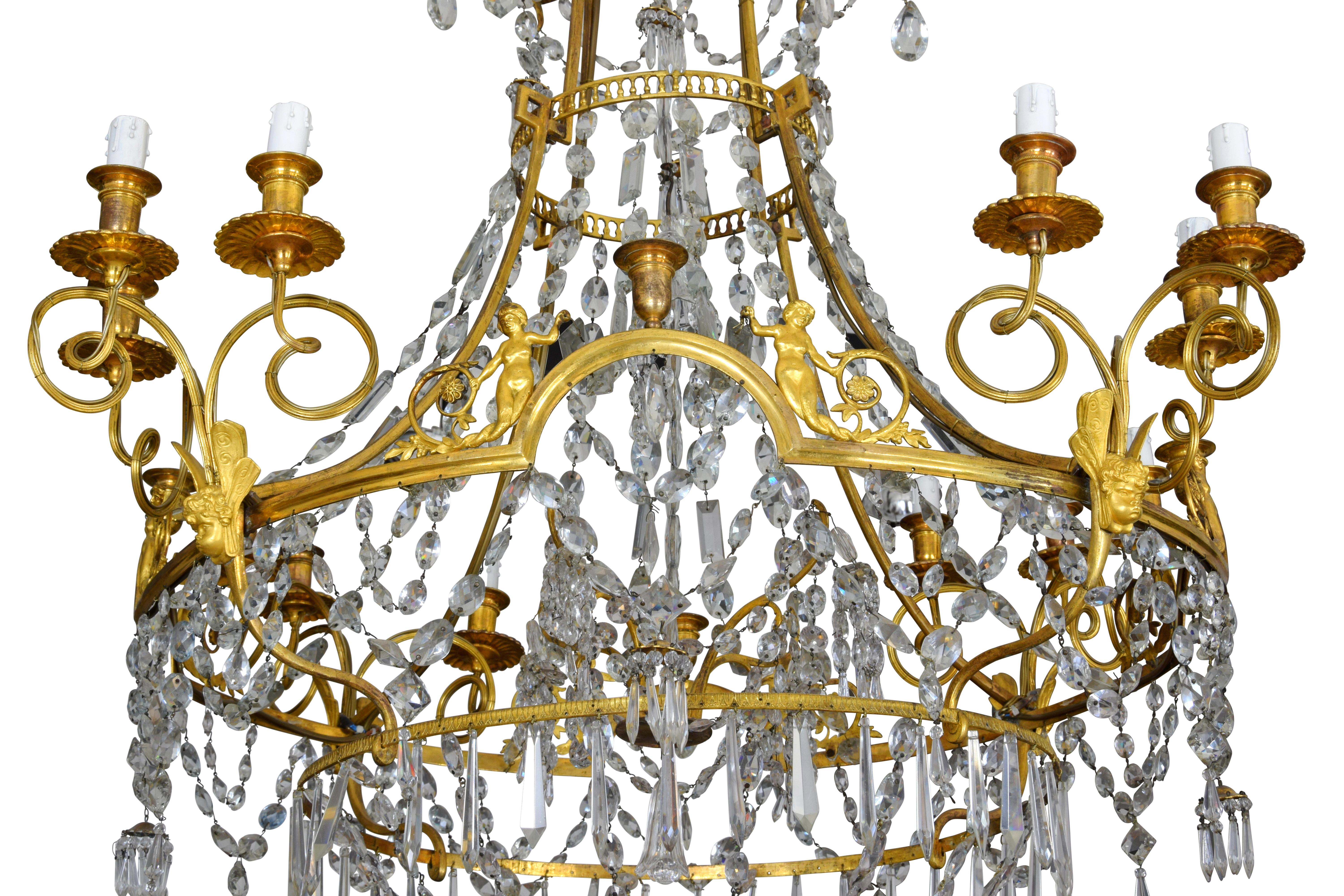 19. Jahrhundert, großer französischer Kronleuchter aus vergoldeter Bronze und Kristall mit zwölf Lichtern im Angebot 4