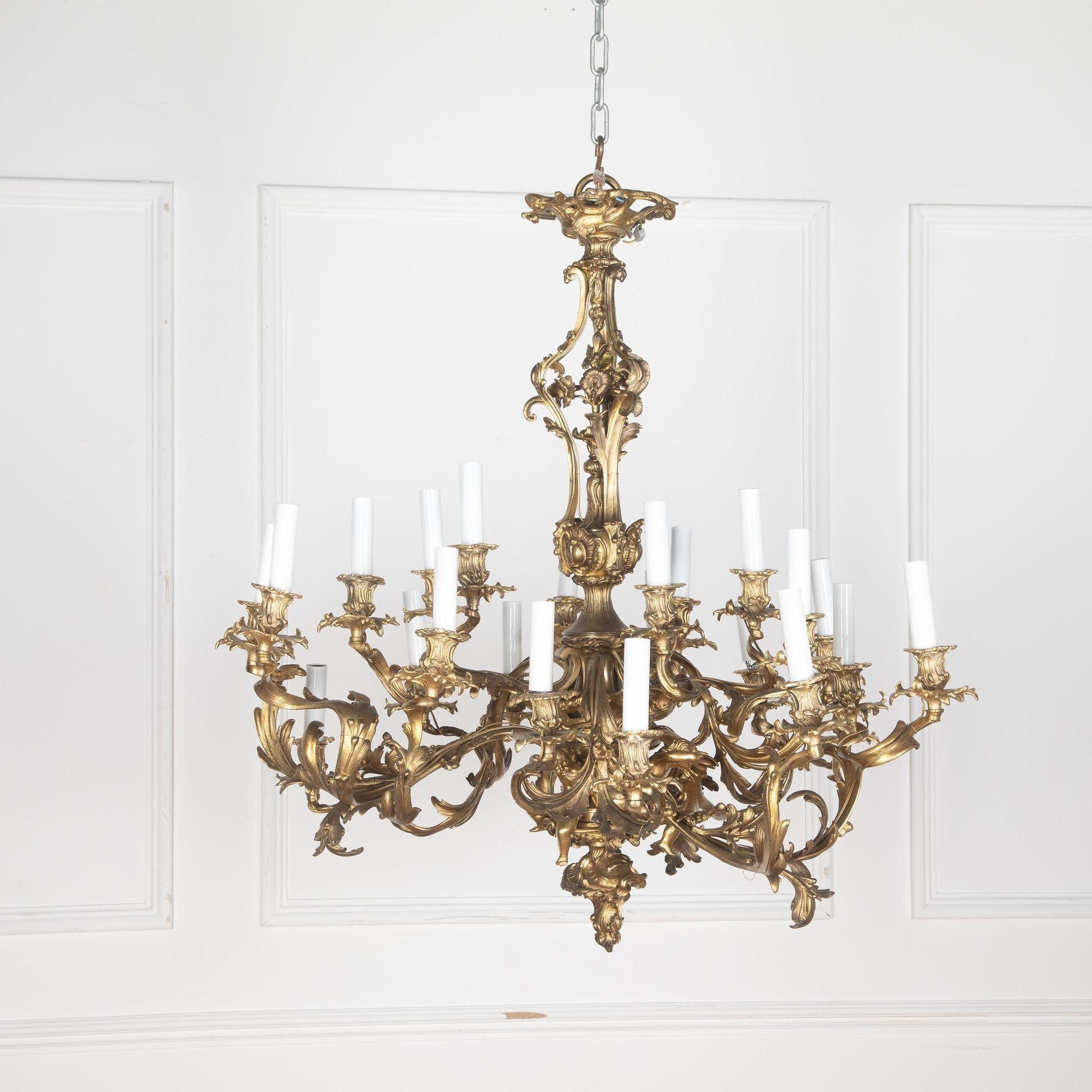 Lampadario parigino in bronzo dorato della fine del XIX secolo di ottima qualità, con una bella doratura brunita in stile Luigi XV. I tre putti seduti intorno alla base sono particolarmente ben scolpiti. Recentemente restaurato e ricablato.