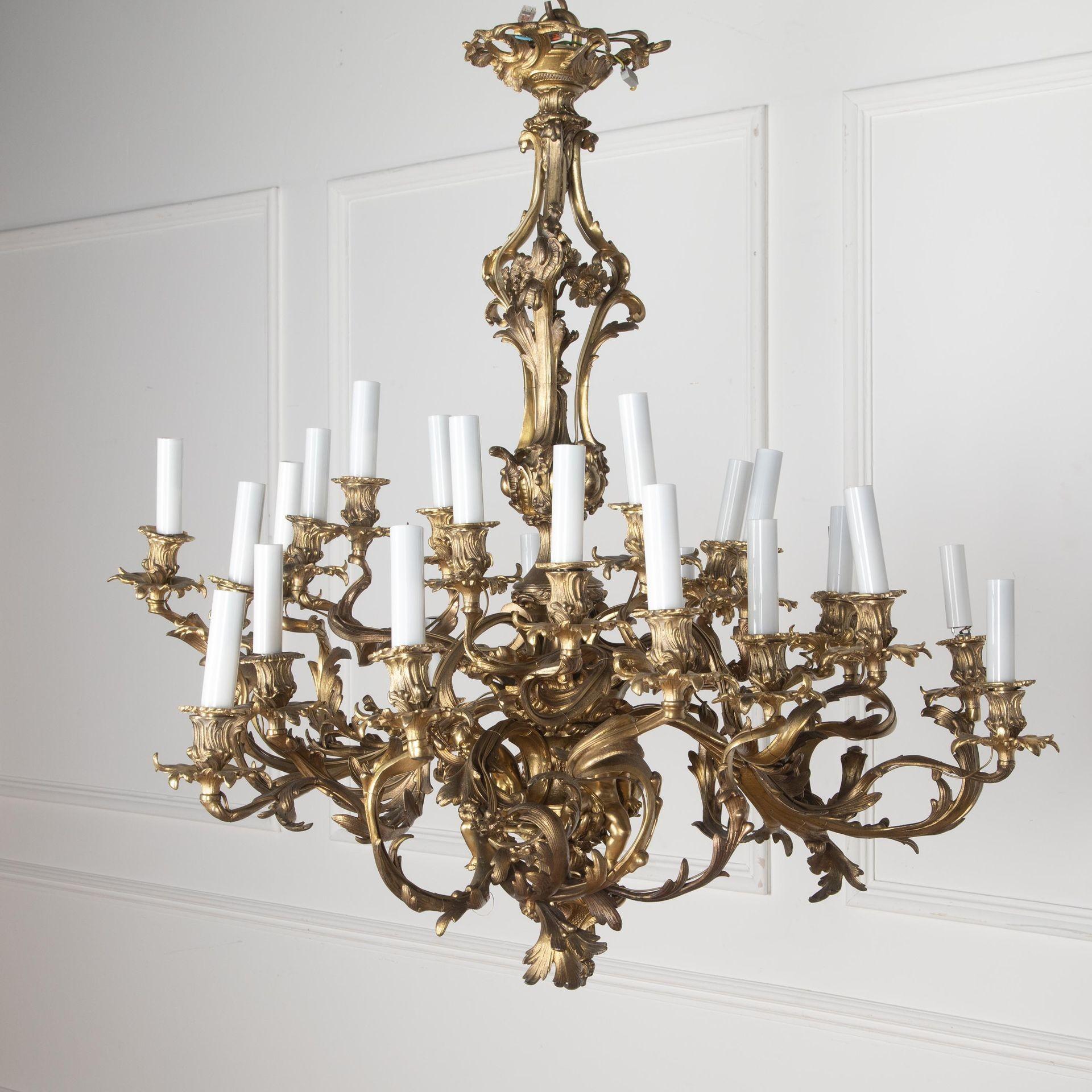 Luigi XV Grande lampadario francese in bronzo dorato del XIX secolo in vendita