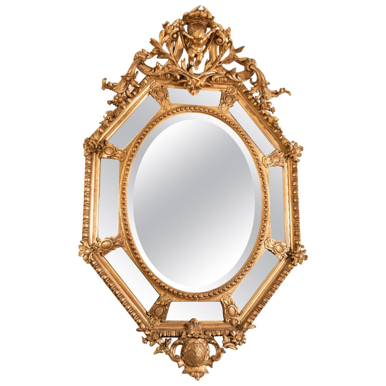 Großer achteckiger Spiegel mit hölzernen Glasperlen und vergoldetem Stuck, verziert mit einem ovalen, in der Mitte abgeschrägten Spiegel, umgeben von einem Perlenfries. Verzierung auf dem Giebel einer Liebe über Lorbeerzweigen und unter einer