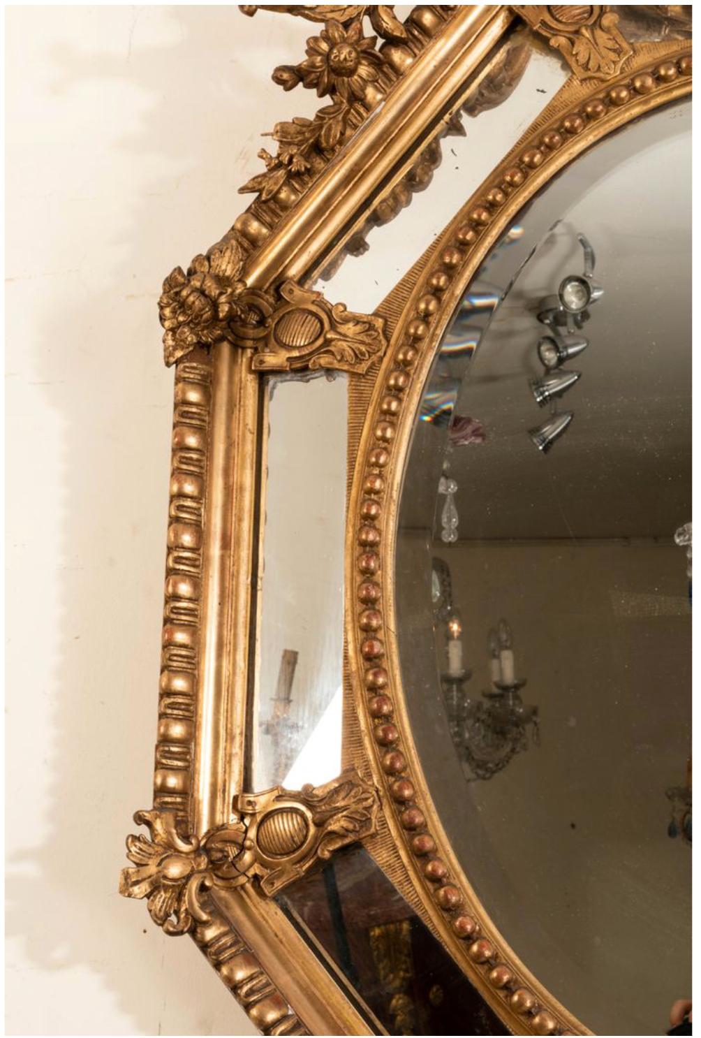 Großer achteckiger französischer Spiegel aus vergoldetem Holz aus der Zeit Napoleons III. aus dem 19. Jahrhundert im Zustand „Gut“ im Angebot in Sofia, BG