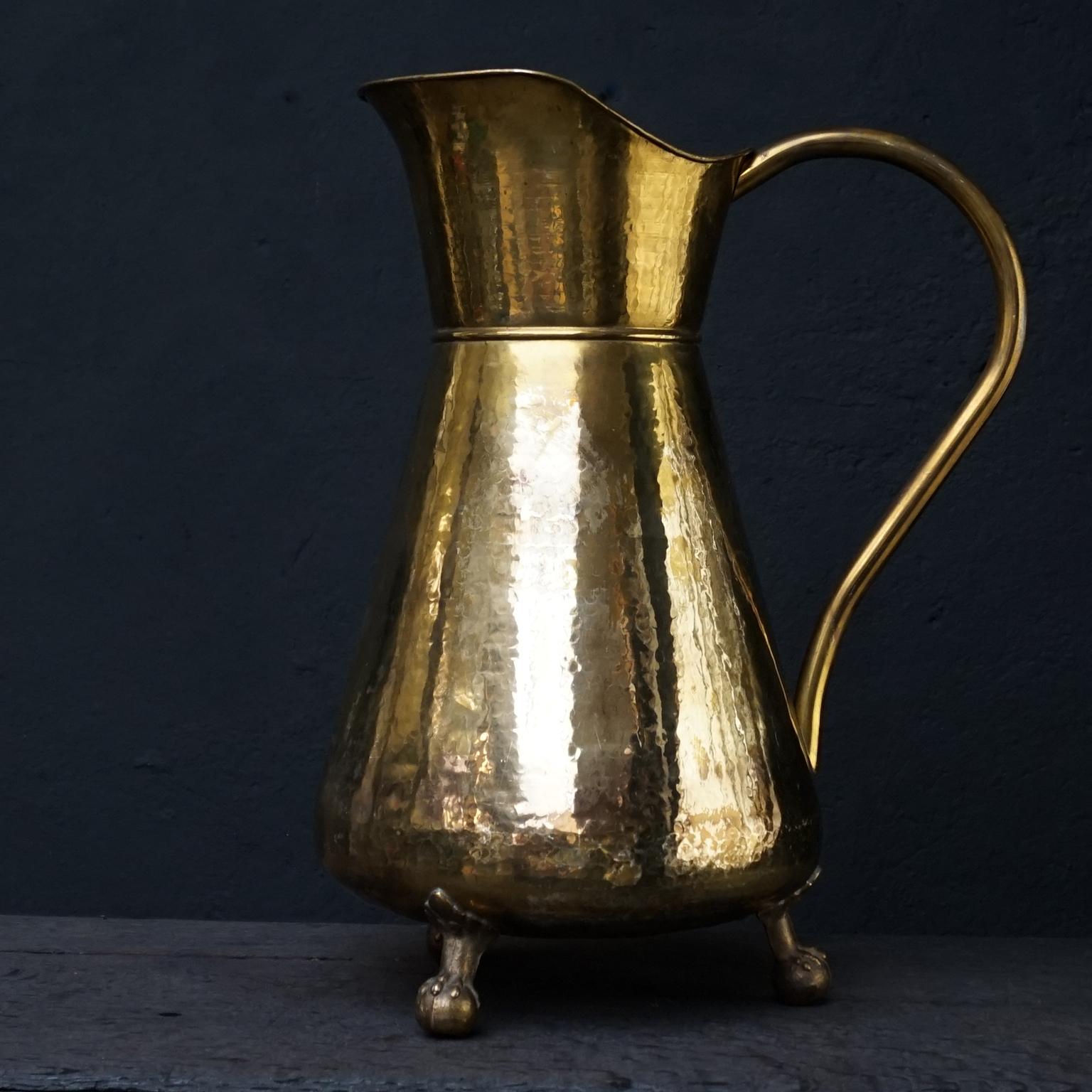 19th Century Large French Hand Hammered Brass Bath Water Jug on Lion Claw Feet In Good Condition In Haarlem, NL