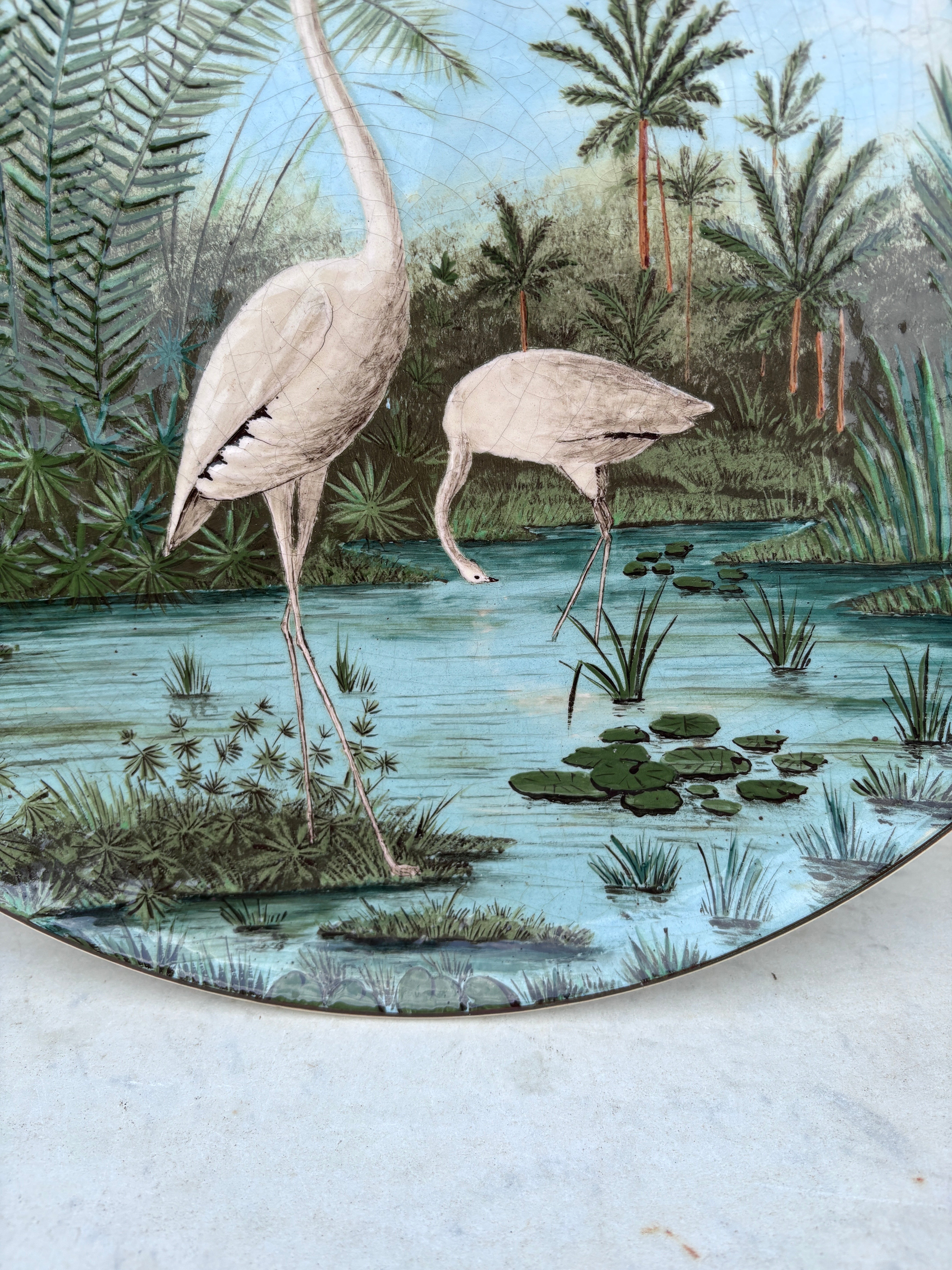 Große französische Majolika- Flamingo-Platte aus dem 19. Jahrhundert im Zustand „Gut“ im Angebot in Austin, TX