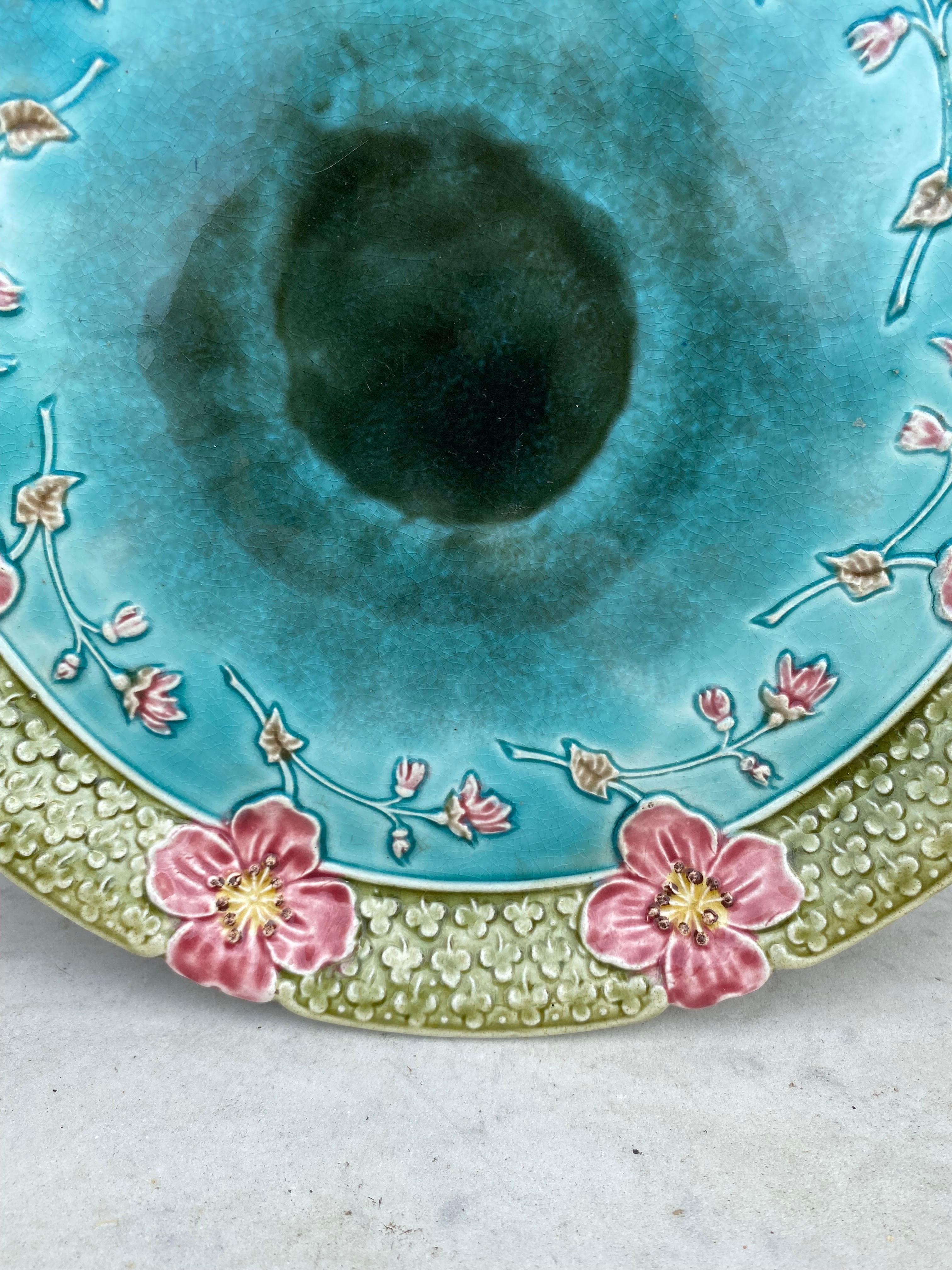 19th Century Large French Majolica Wild Rose Platter Fives Lille In Good Condition For Sale In Austin, TX