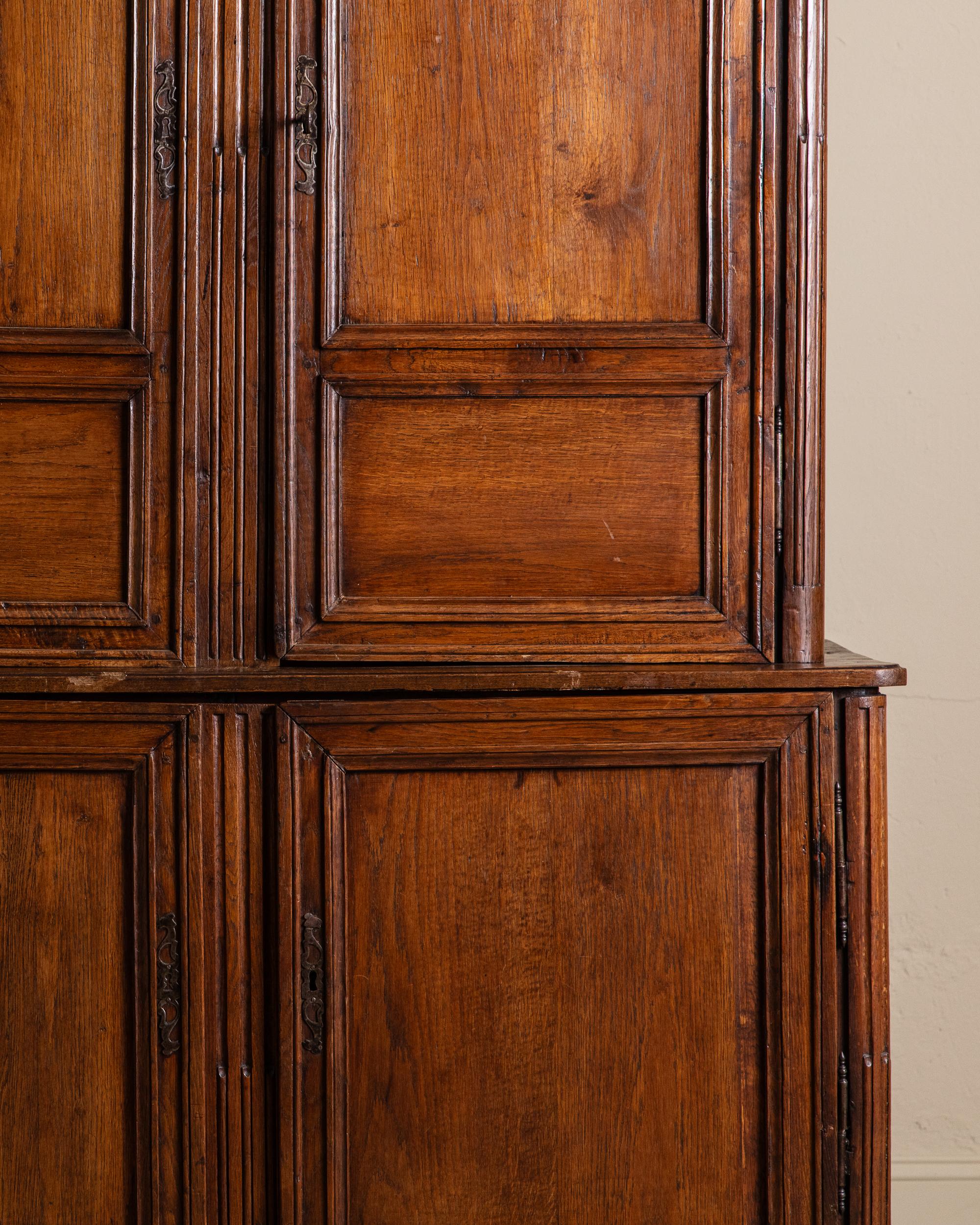 Provincial français Grand meuble à deux portes aveugles en chêne français du XIXe siècle, France, années 1860 en vente